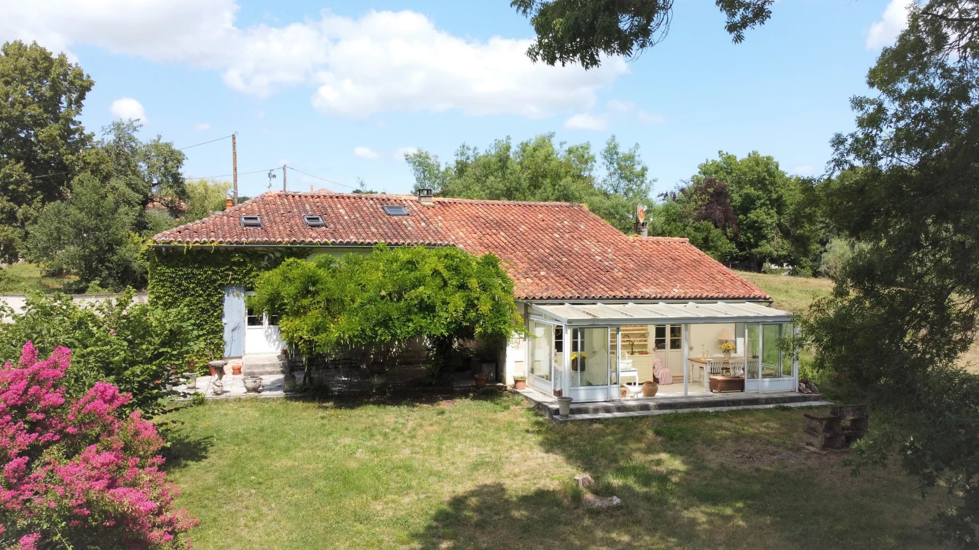 Magnifique maison de campagne de 5 chambres et vaste séjour sur 3700 m² de terrain avec partie boisée et ruisseau.