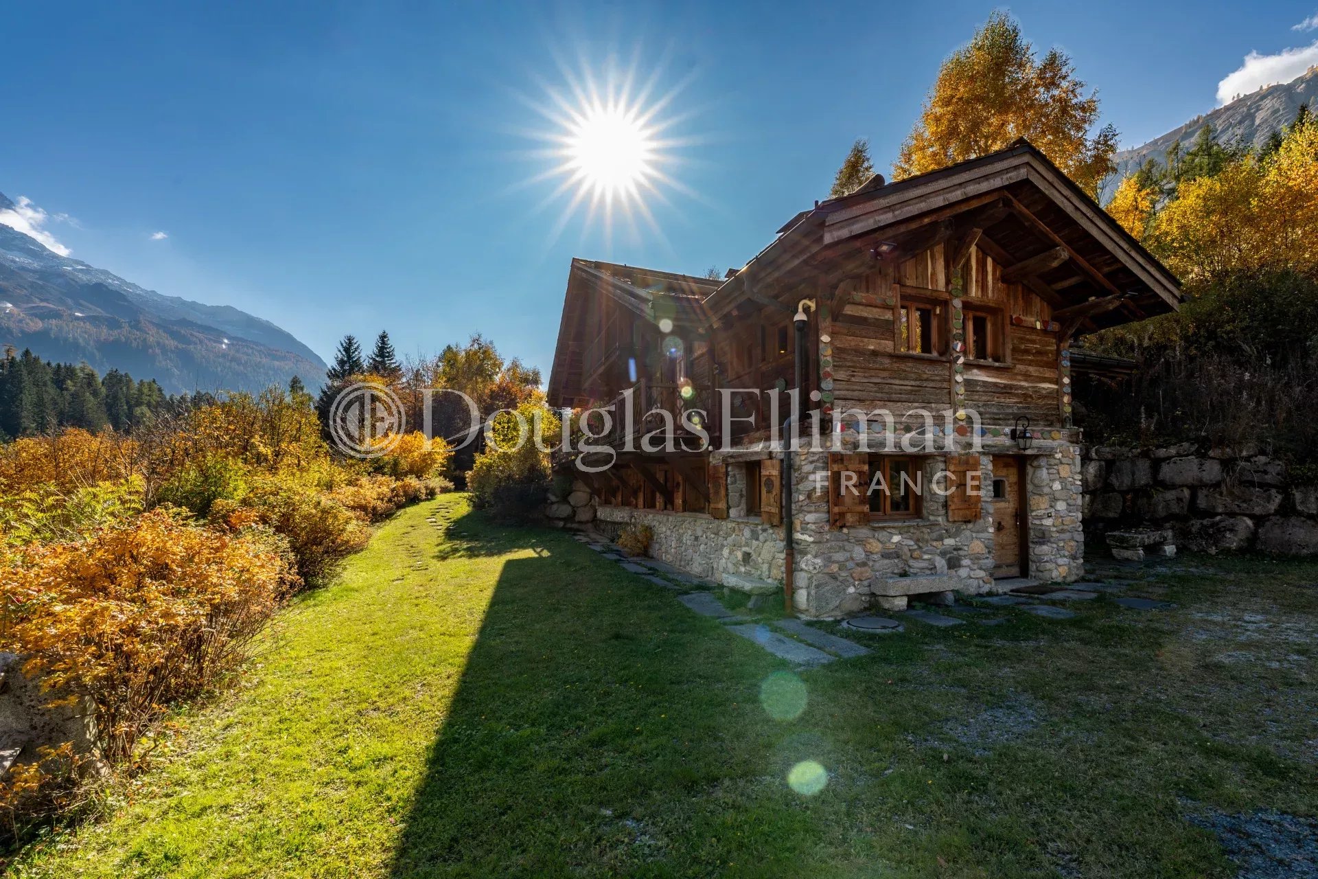 CHAMONIX – Elegant 6-bedroom Savoyard chalet - Picture n°3
