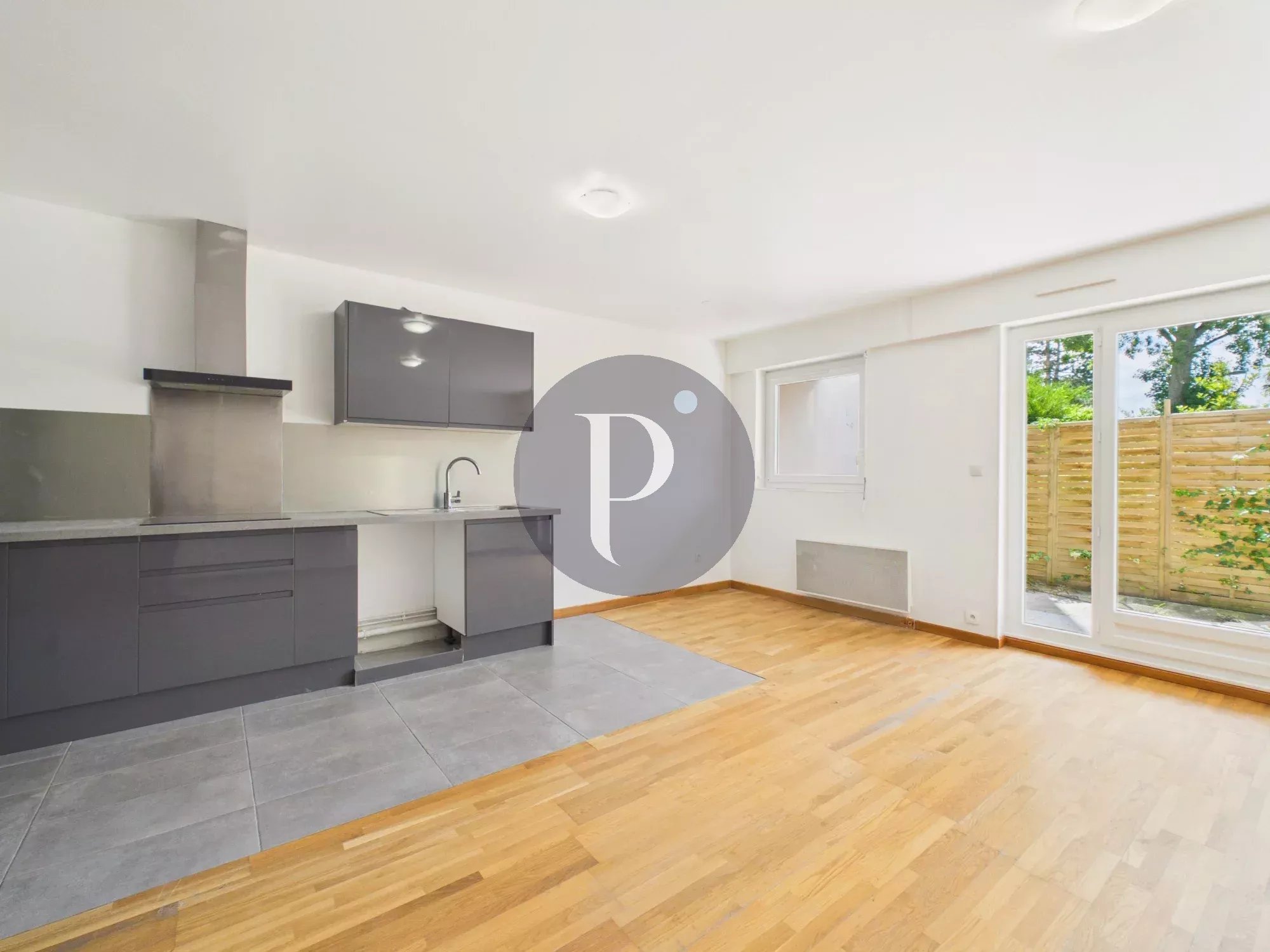 EXCLUSIVITÉ — appartement de 60 m² avec terrasse, cave et parking — Rez-de-chaussée lumineux