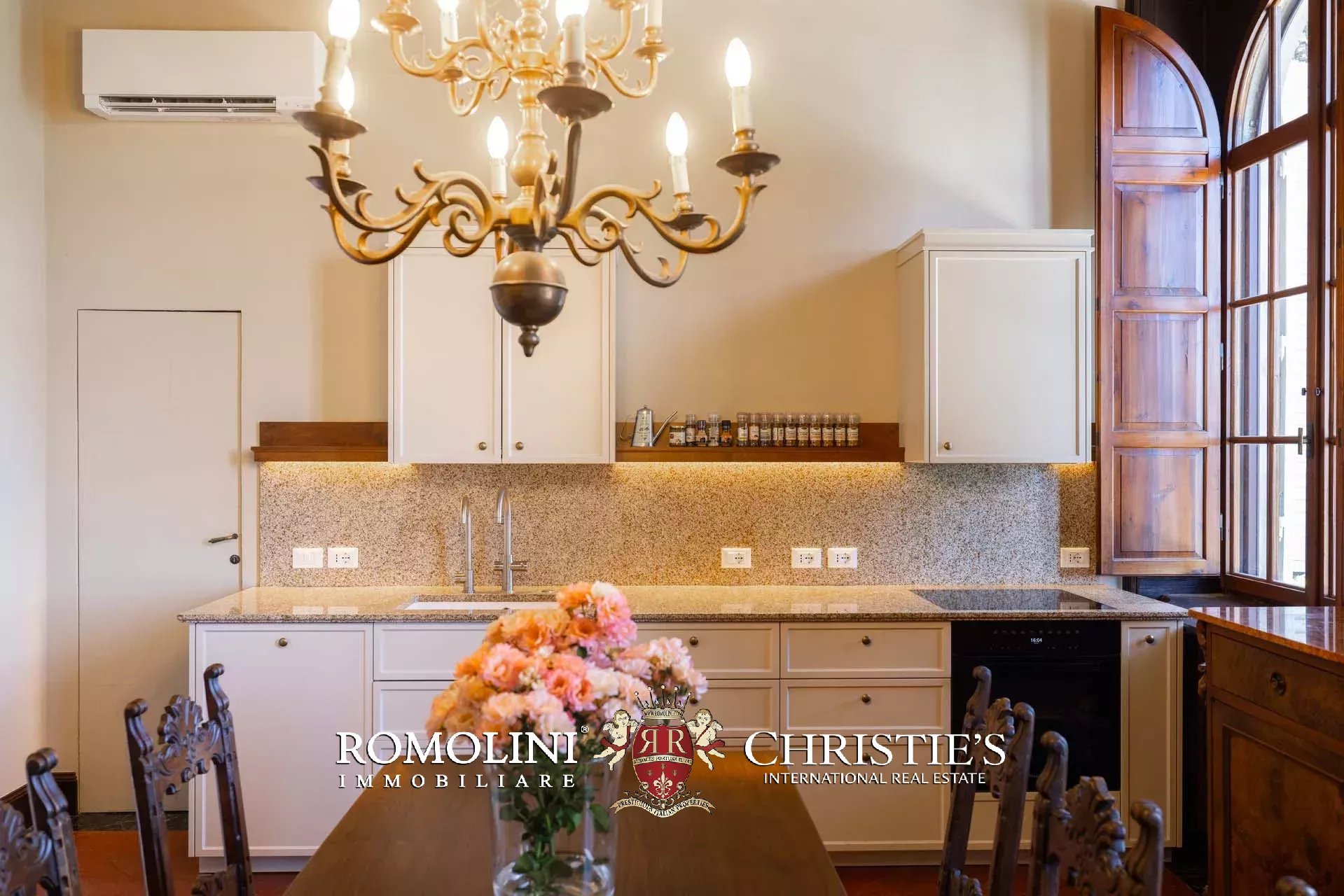 8 Bedroom Villa/Townhouse's Image 34