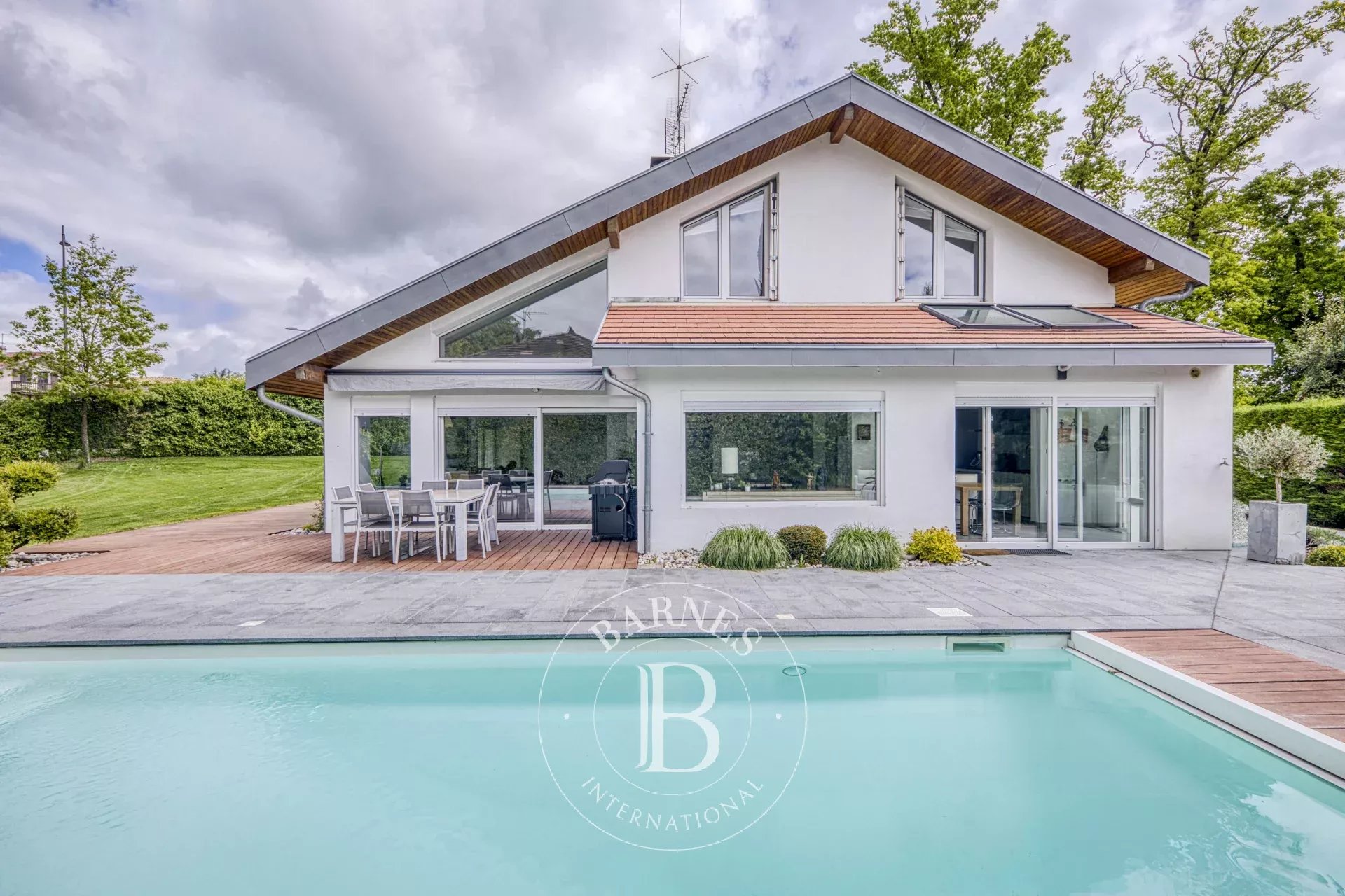 BARNES Pays de Gex - PRÉVESSIN-MOËNS - PRETTY RESIDENTIAL AREA - RENOVATED VILLA WITH SWIMMING POOL AND OUTBUILDING