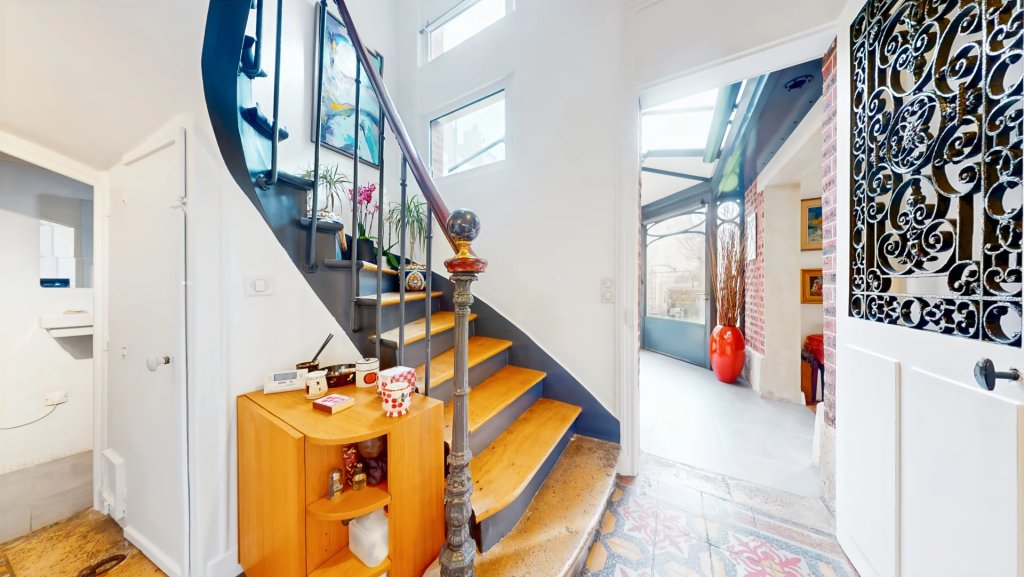 Entrée et escalier hélicoïdal de la maison