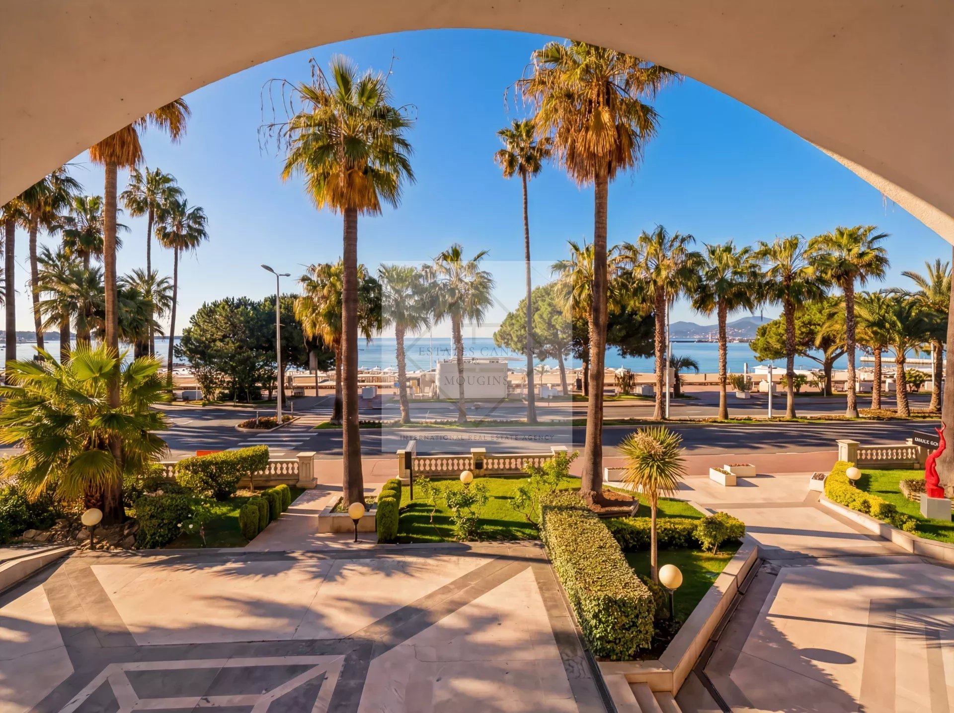Cannes – Croisette : Appartement d’exception dans résidence historique avec vue mer panoramique — photo 6