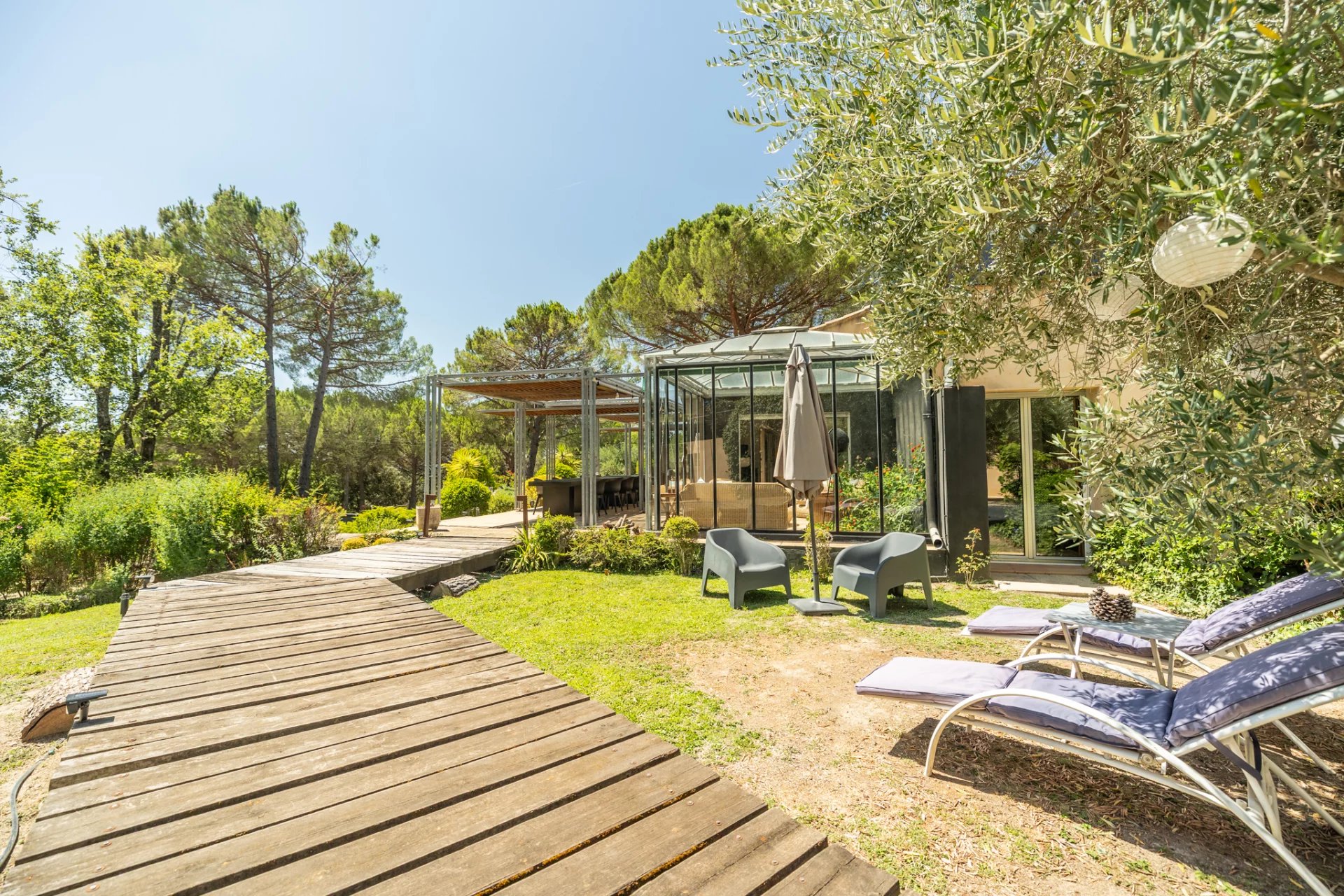 Architect-designed villa in the heart of nature