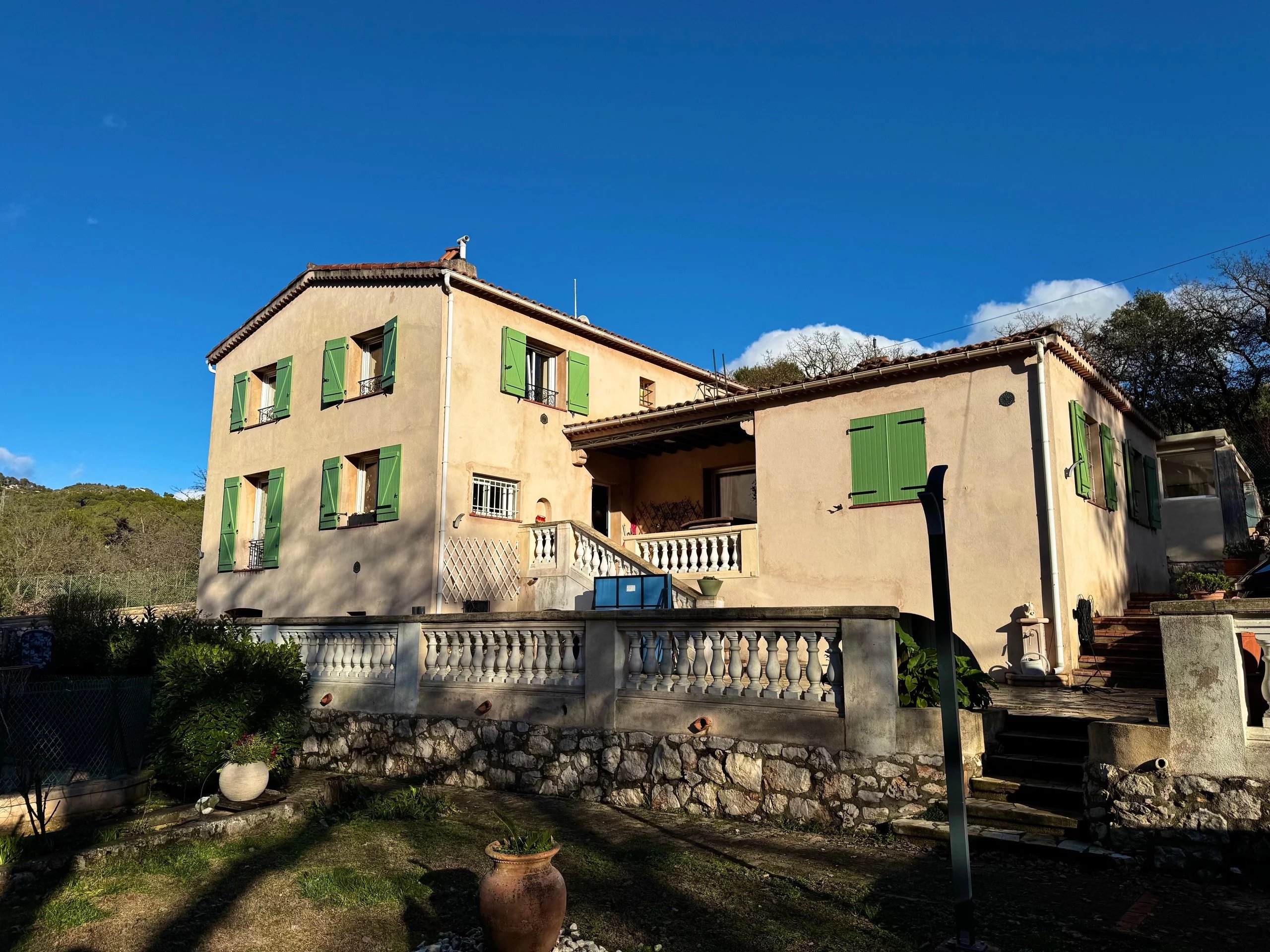 Magnificent 220m2 villa in Laghet with swimming pool, garage, basketball court, 1700m2 plot