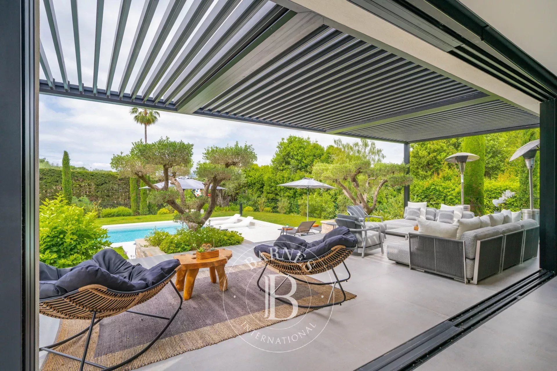 Mougins, superb modern villa, just like new - picture 10