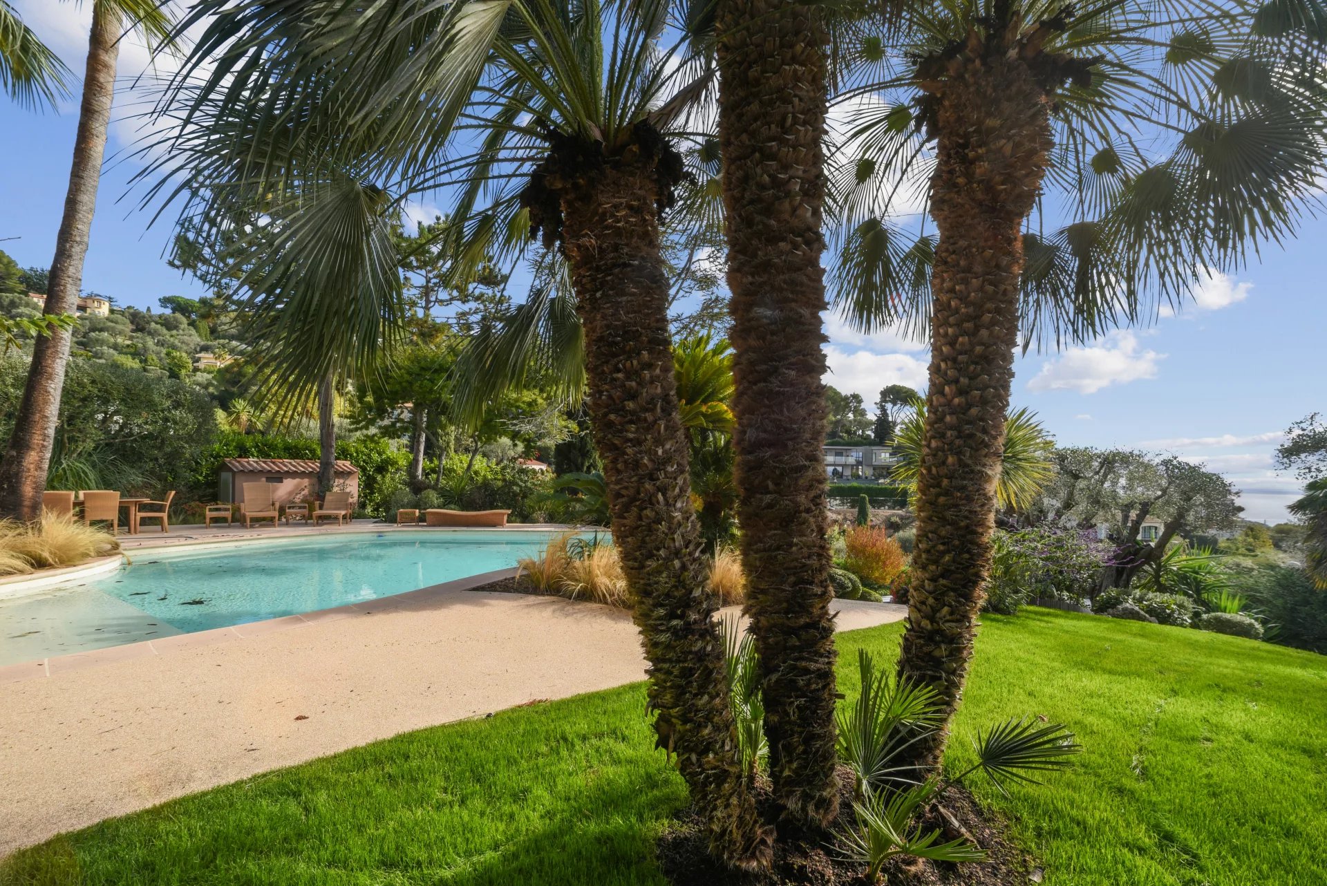 Charming Riviera villa with pool and sea view glimpsese