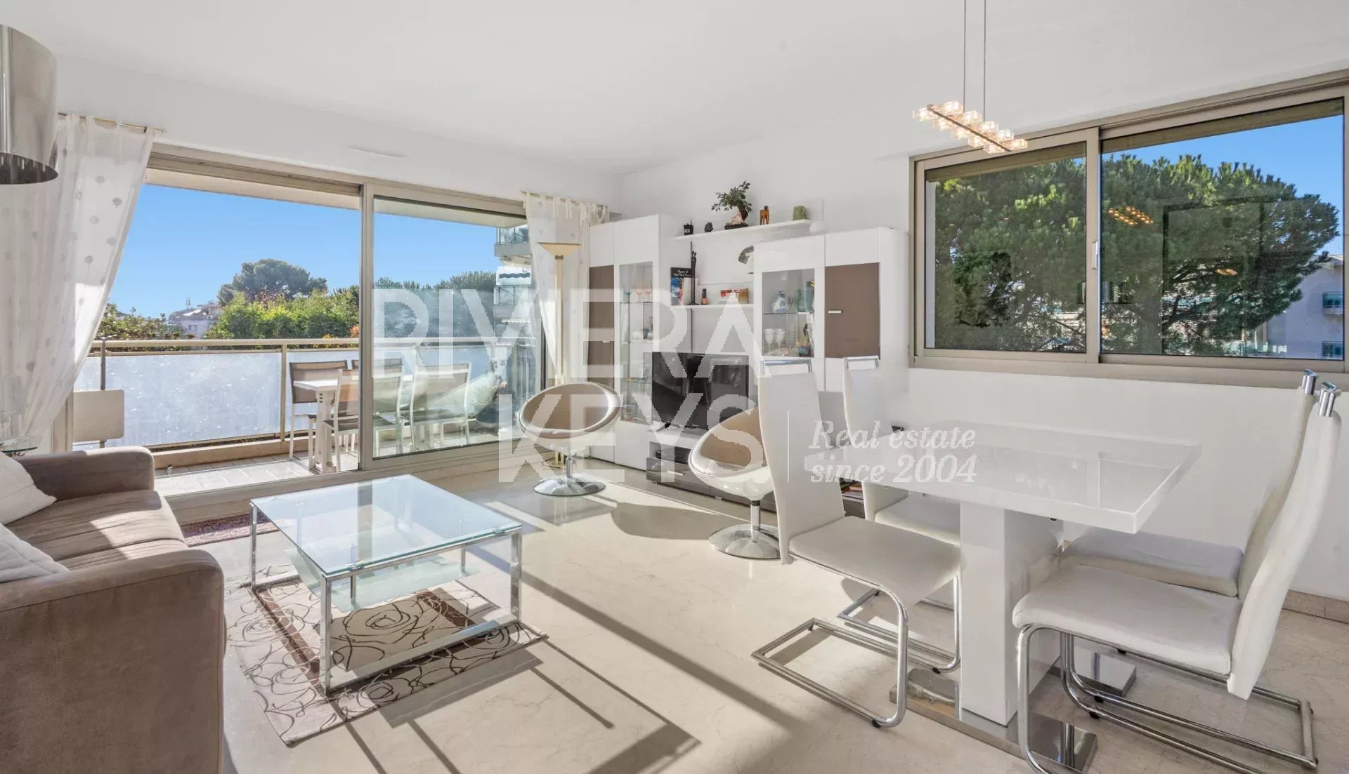 CANNES: Romslig og lys 3-romsleilighet i flott residens med svømmebasseng