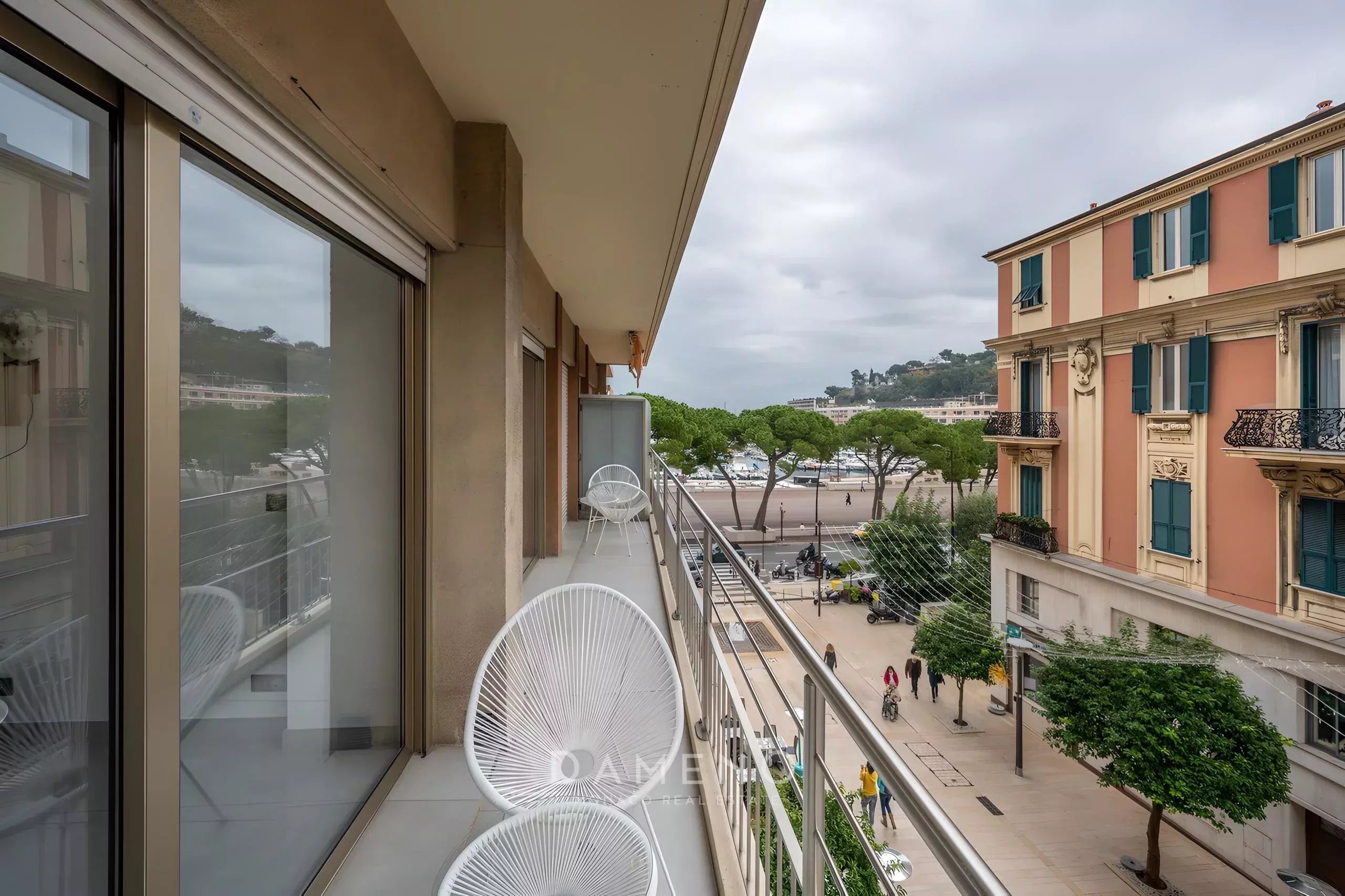 Renovated and bright 3-room apartment - Located at Port Hercule