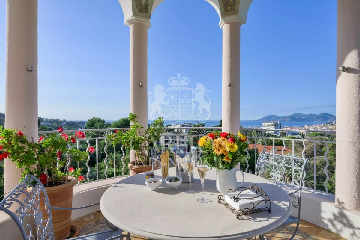 EXCLUSIVITE – Cannes – Penthouse  Belle Epoque au sein d&rsquo;une élégante demeure renommée