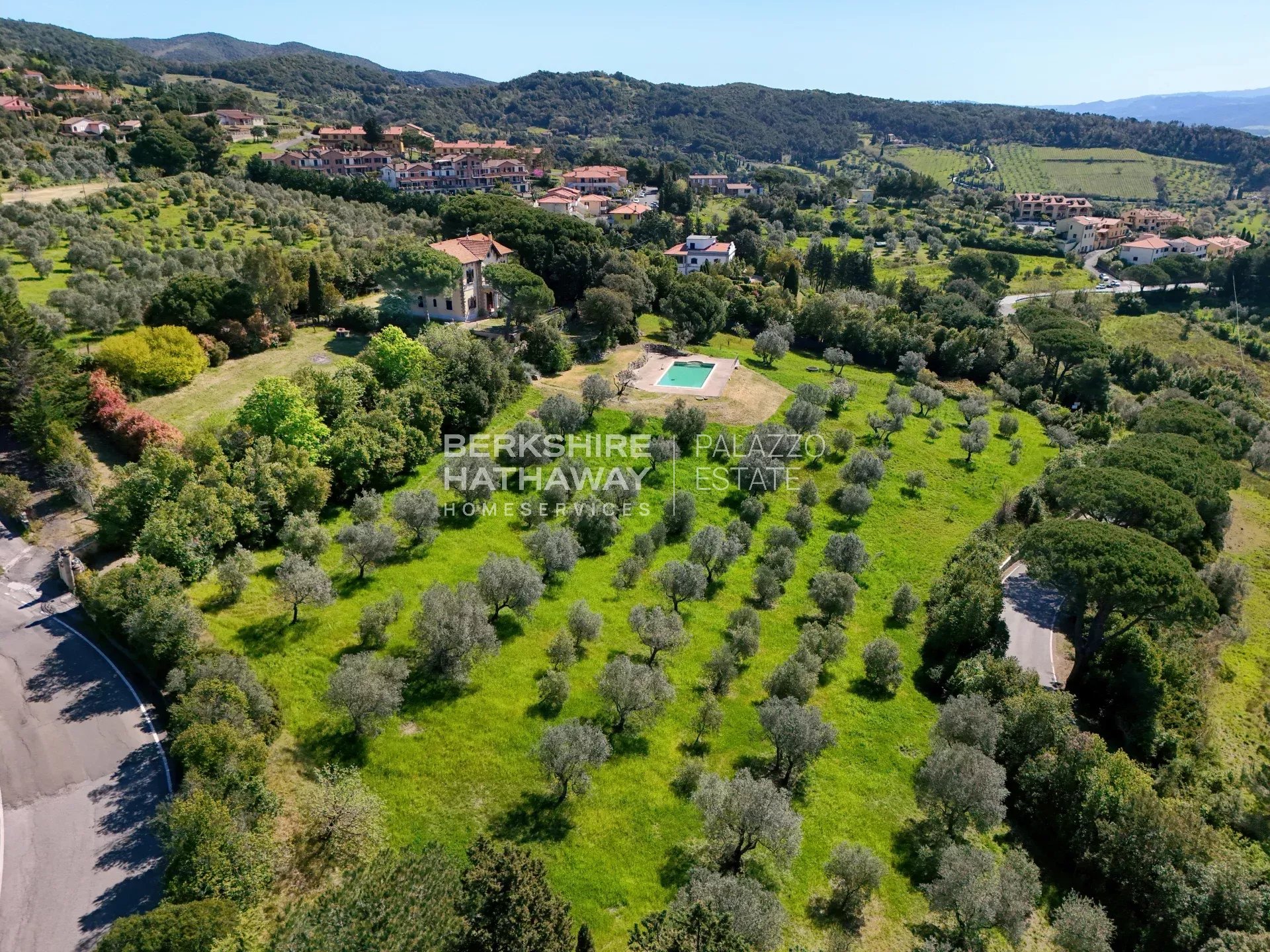 Elegante Villa d'Epoca con Vista Mare e Piscina a Riparbella