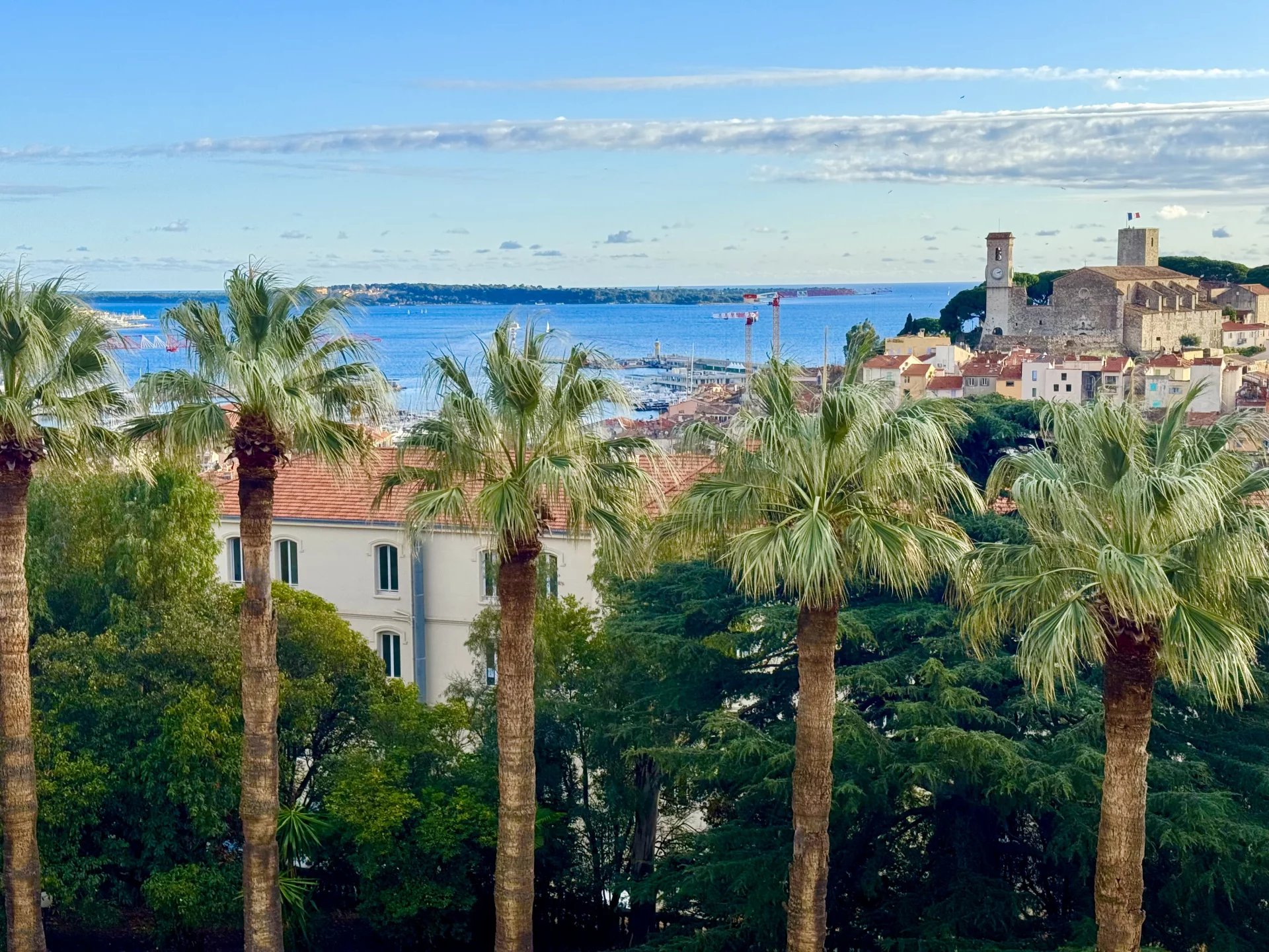 Cannes sale 2 rooms + maid's room