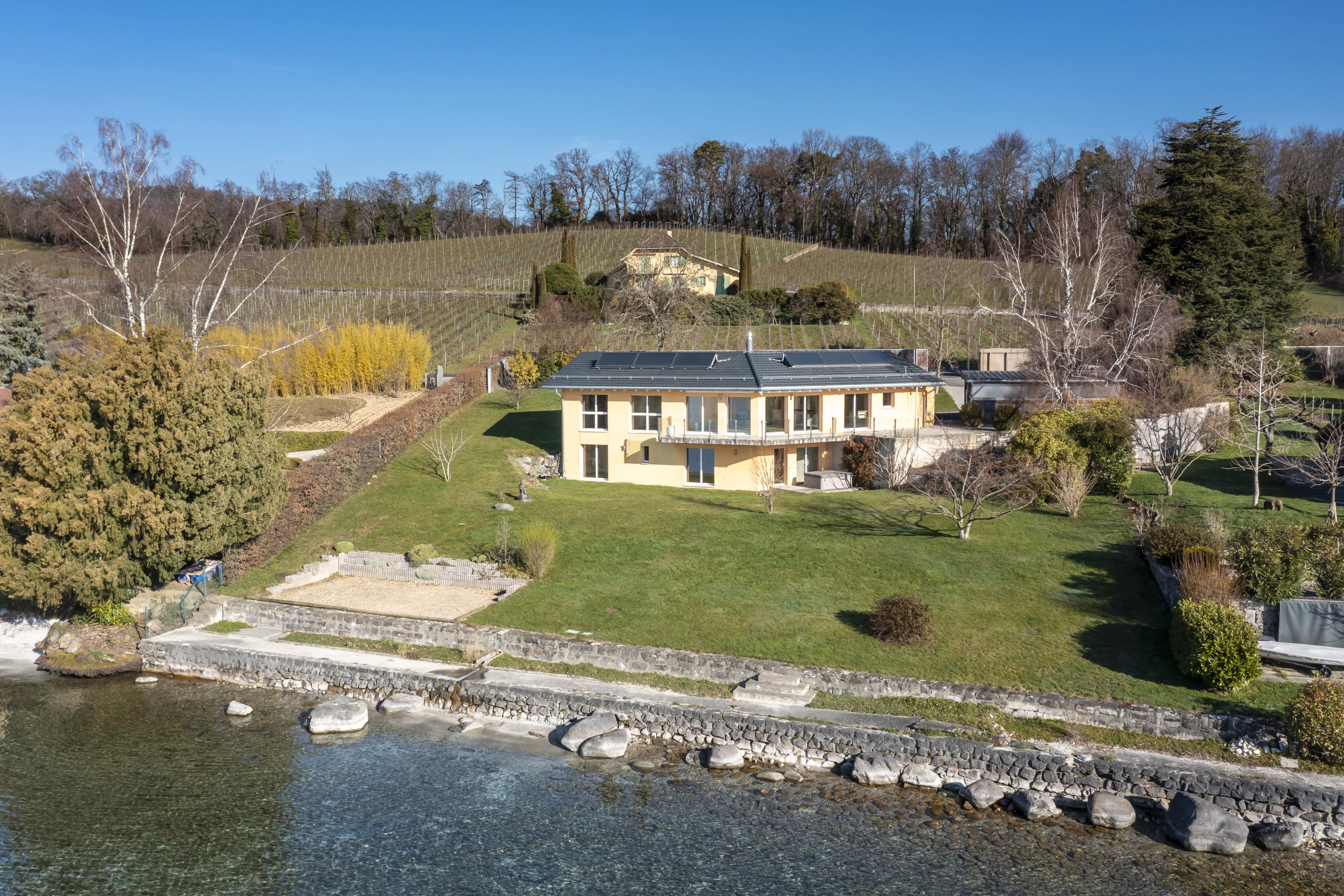 Villa direkt am Wasser