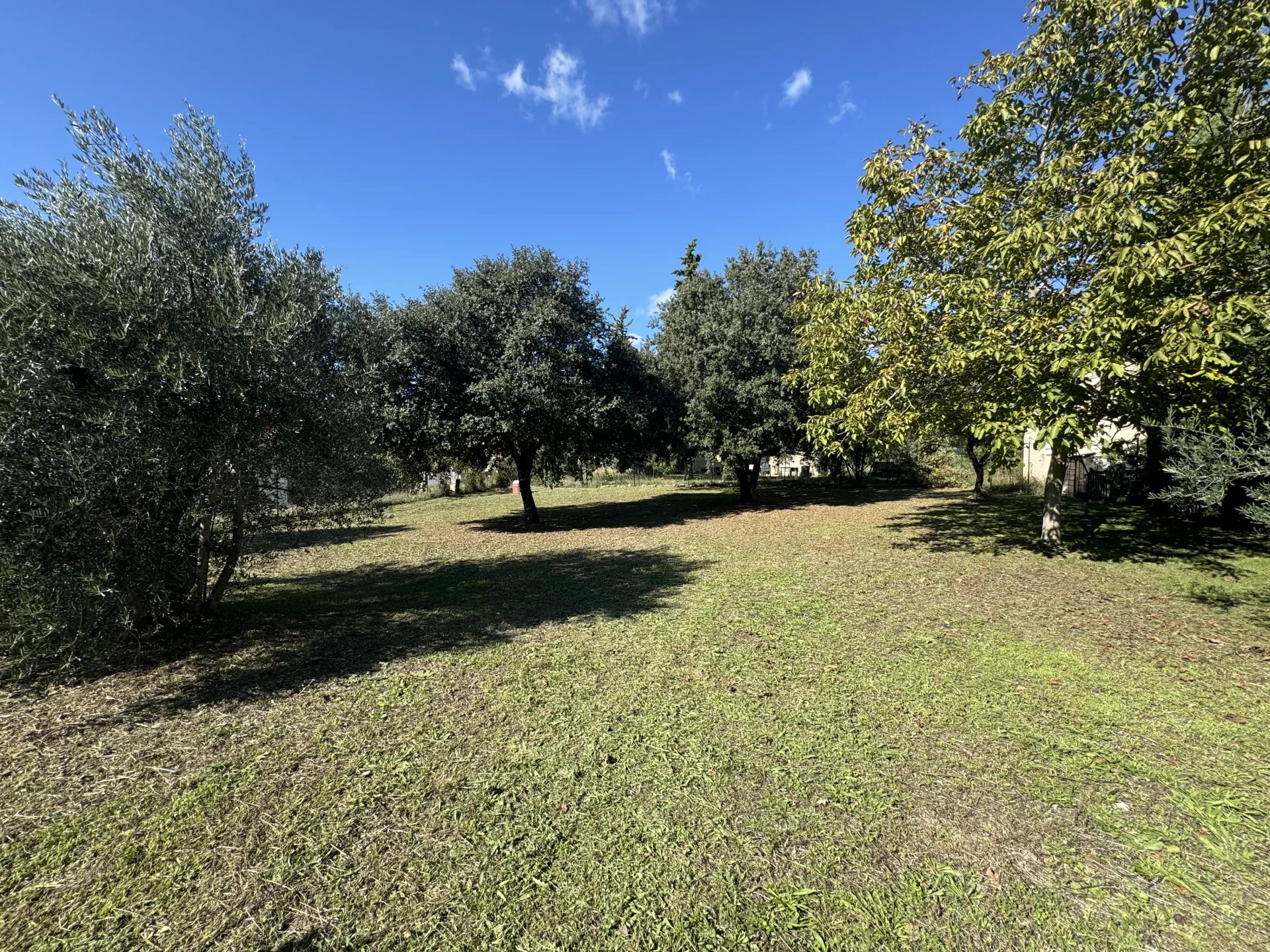 Region UZES, parfait terrain constructible de 637 m²