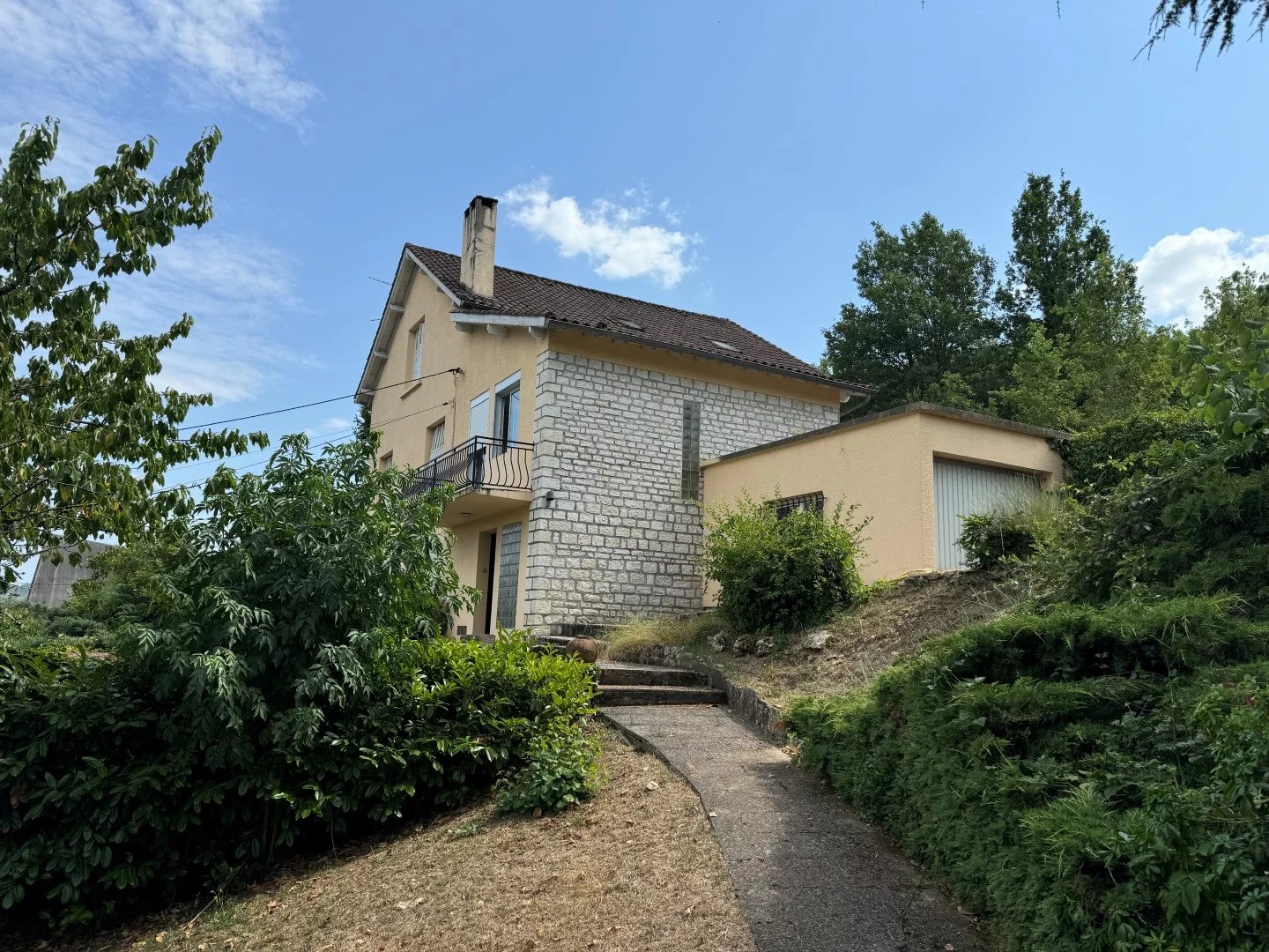 Maison familiale spacieuse avec grand terrain et garage