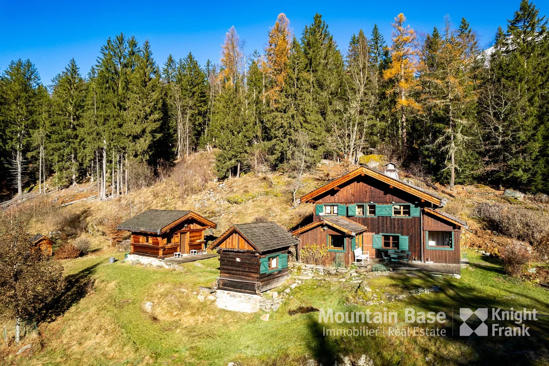 A charming chalet situated in its own clearing in the woodlands at the top of Le Coupeau. Accommodation in Chamonix