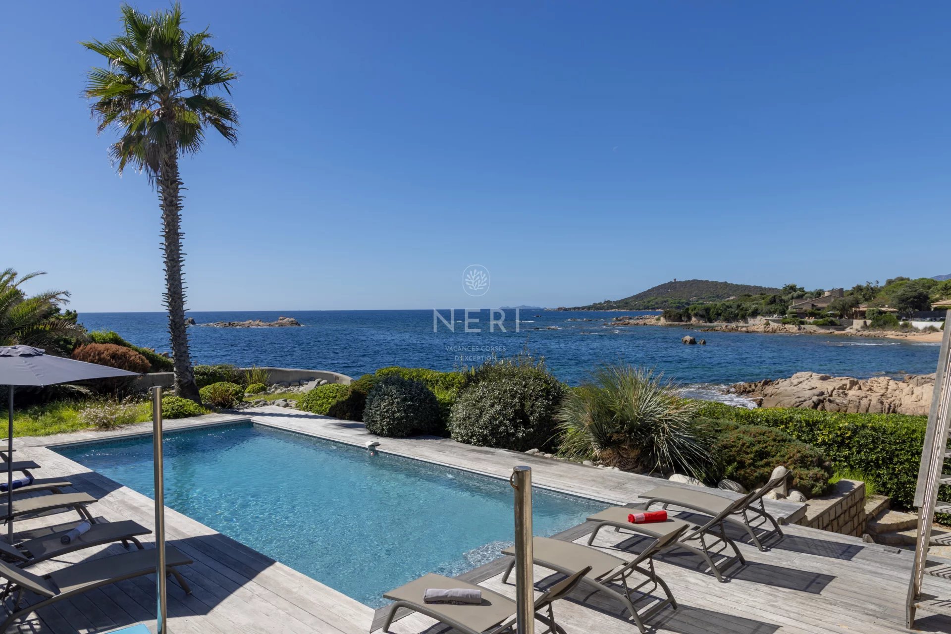 Villa CORAIL- 5 chambres, pieds dans l'eau, piscine, accès plage