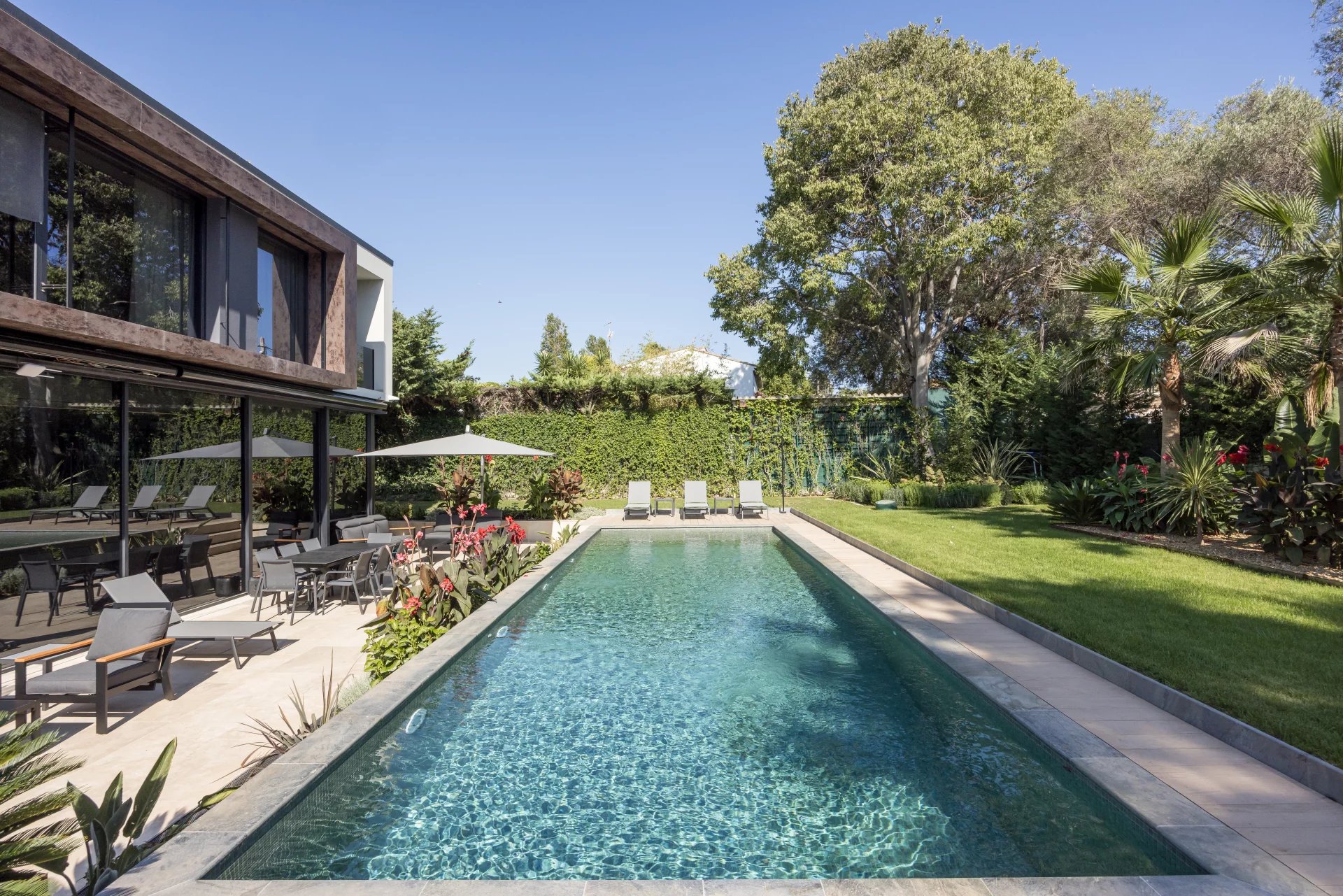 CAP D’ANTIBES – BRAND-NEW CONTEMPORARY VILLA WITHIN A PRESTIGIOUS PRIVATE ESTATE
