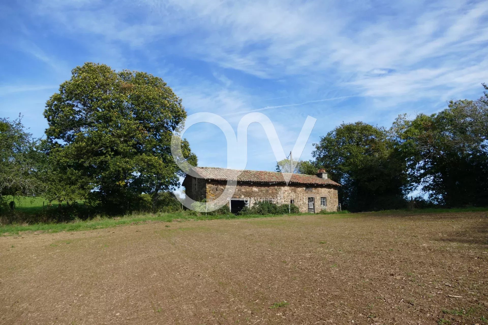 Ancient farmhouse with 2,5 hectares of land (mainly wood) and a source