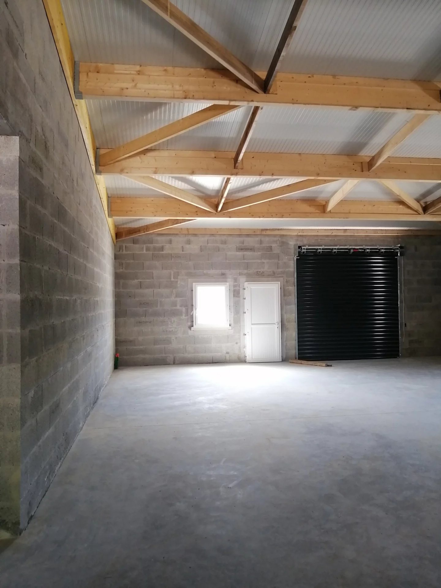 Atelier traversant 176 m2 La Rochelle Sud