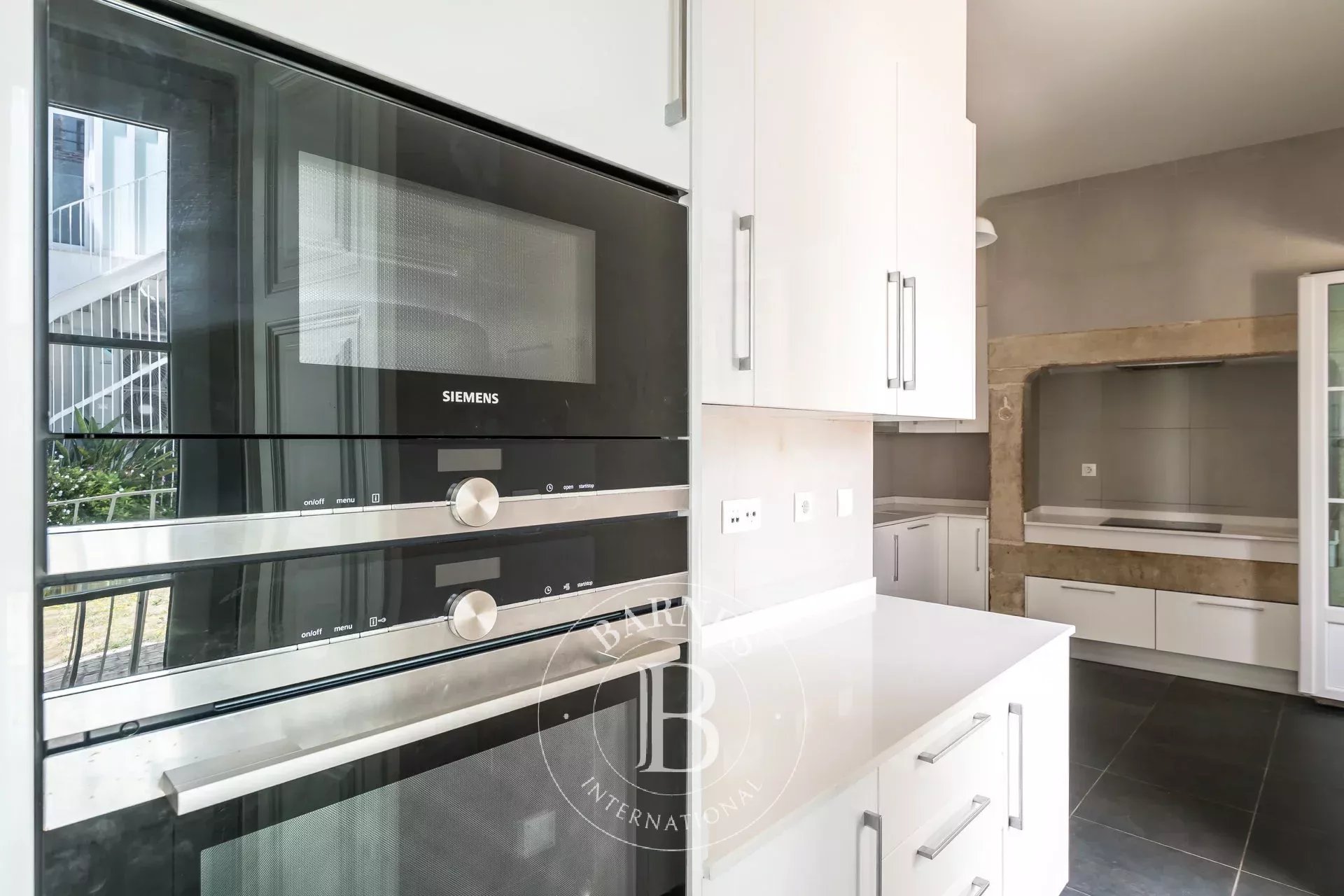 Apartamento com jardim e estacionamento