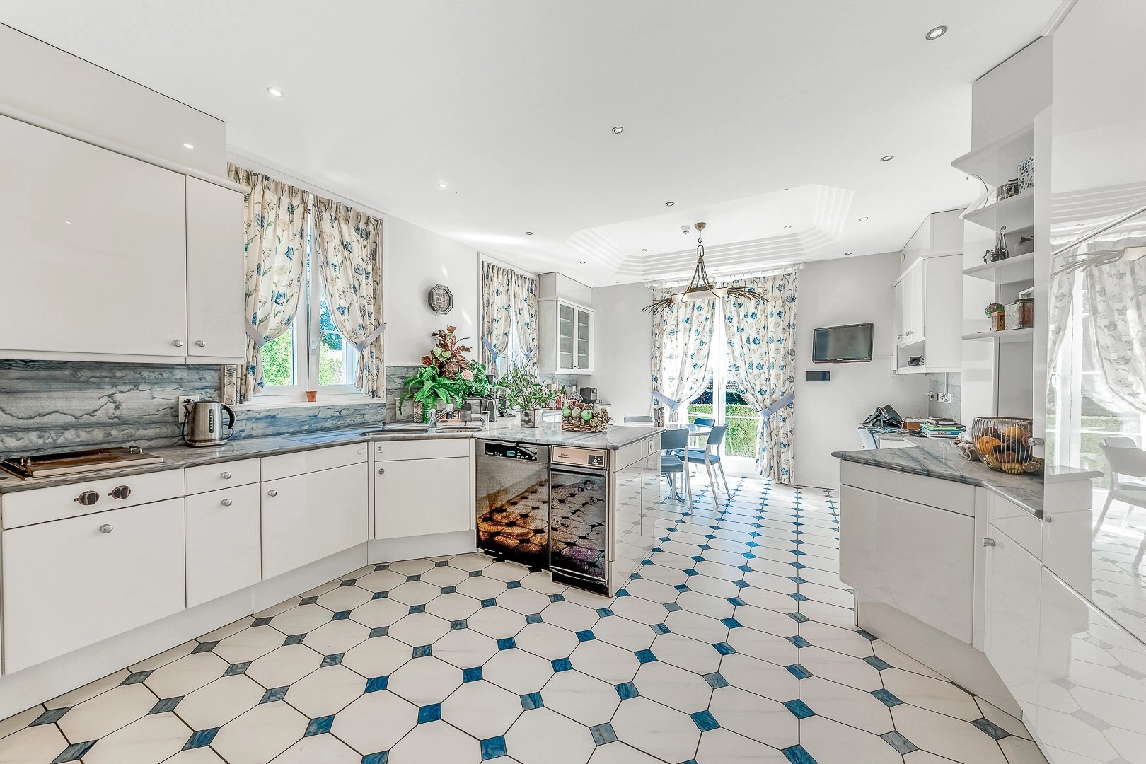 Elegant property with swimming pool in a residential area of Lausanne