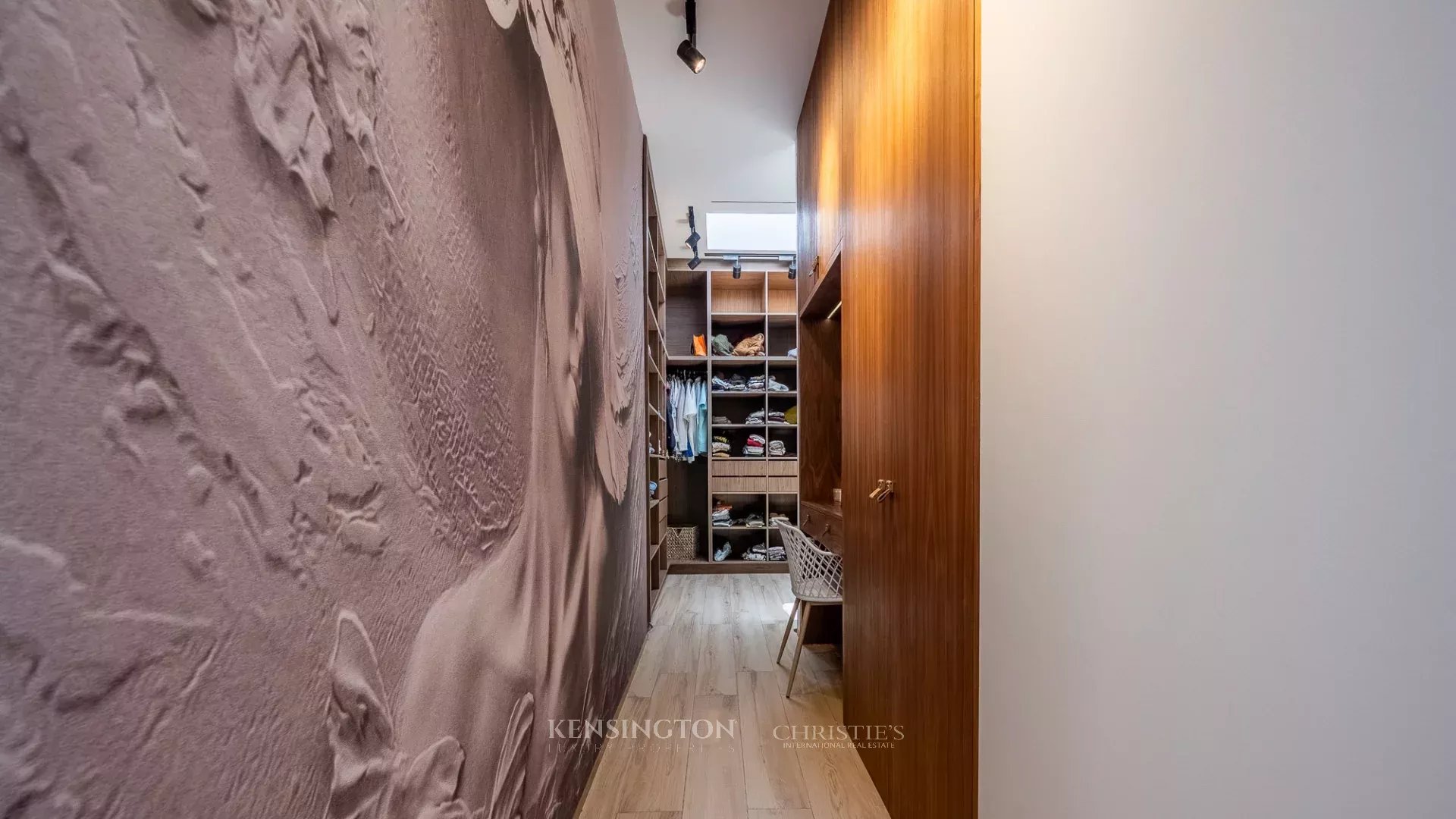 8 Bedroom Villa/Townhouse's Image 42