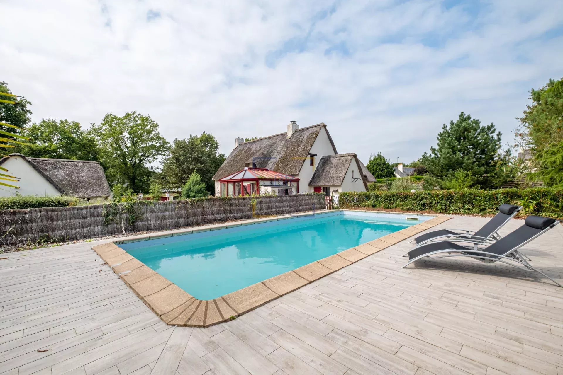 SAINT-LYPHARD - CHAUMIÈRE AVEC PISCINE, TERRAIN DE TENNIS ET GÎTE LOUÉ