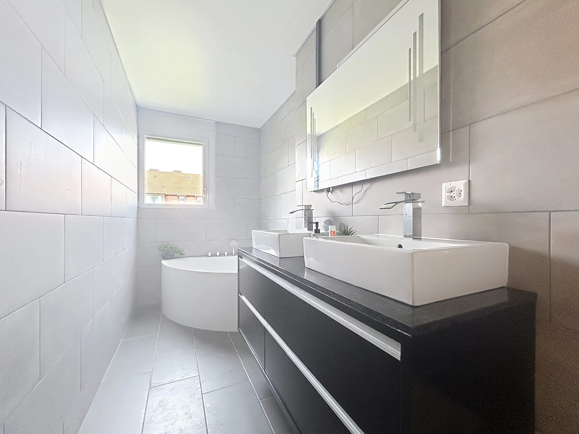 Lumineux et spacieux appartement – Garage & place intérieure – Centre-ville