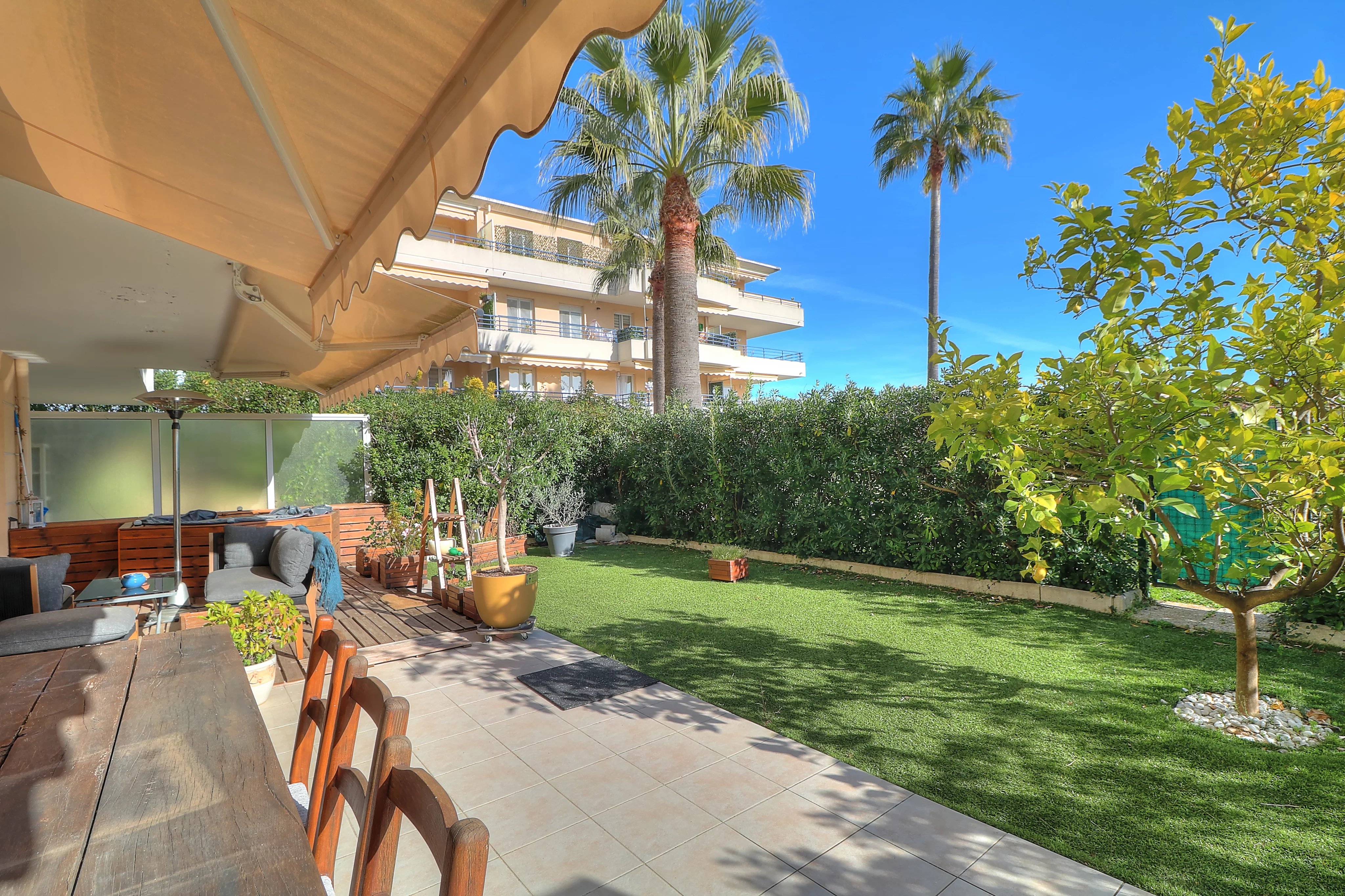 Antibes – Quartier Jules Grec – Superbe 2/3 pièces rénové en rez-de-jardin avec jacuzzi, piscine et double stationnement