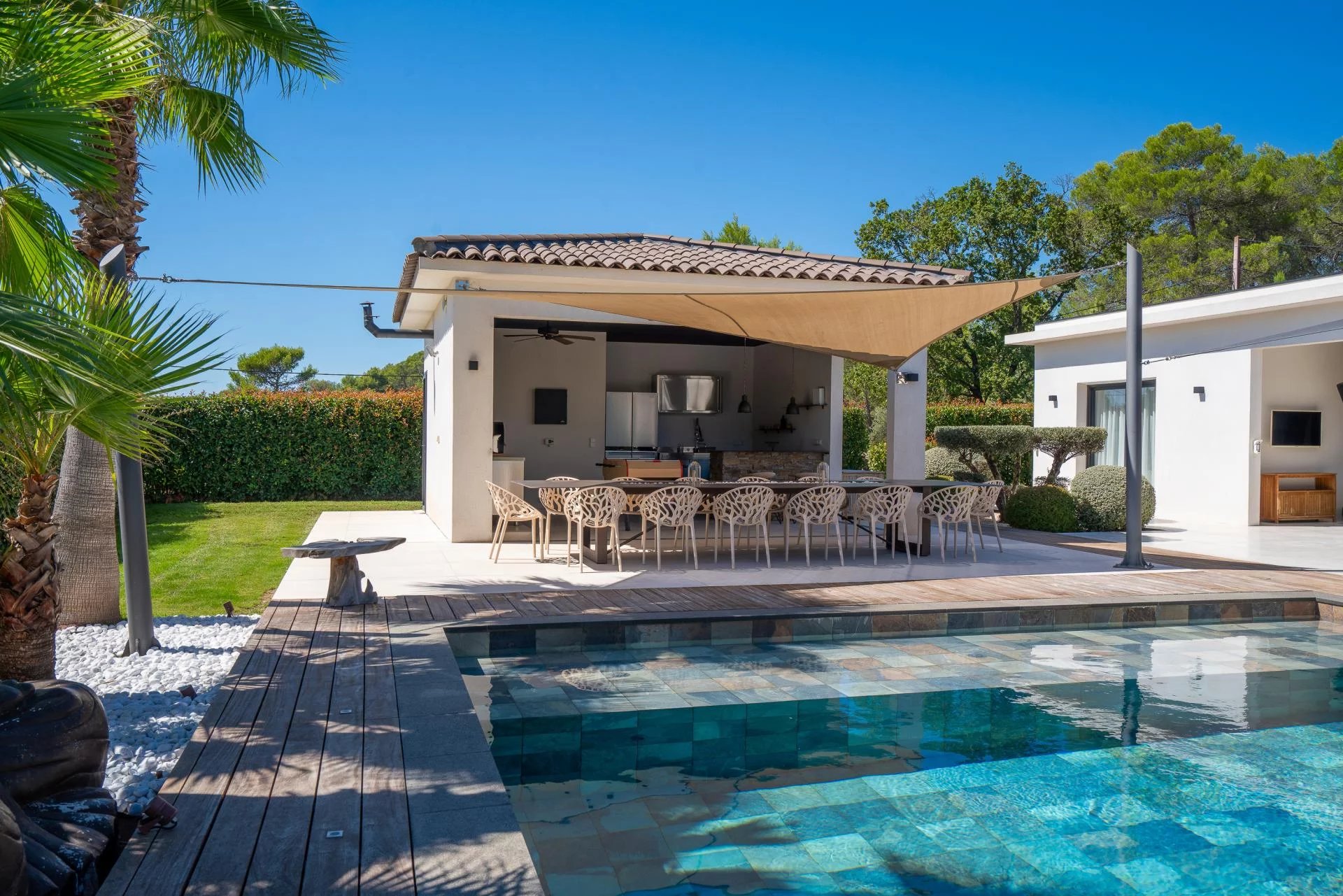 VILLA CONTEMPORAINE - PISCINE - AU CALME