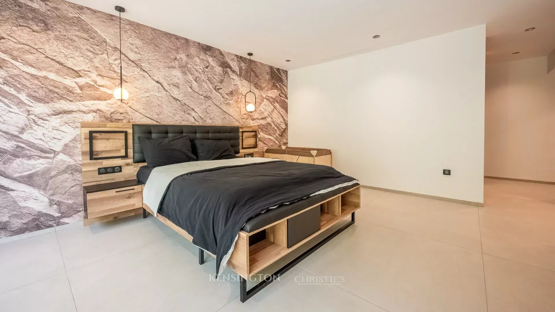 8 Bedroom Villa/Townhouse's Image 56