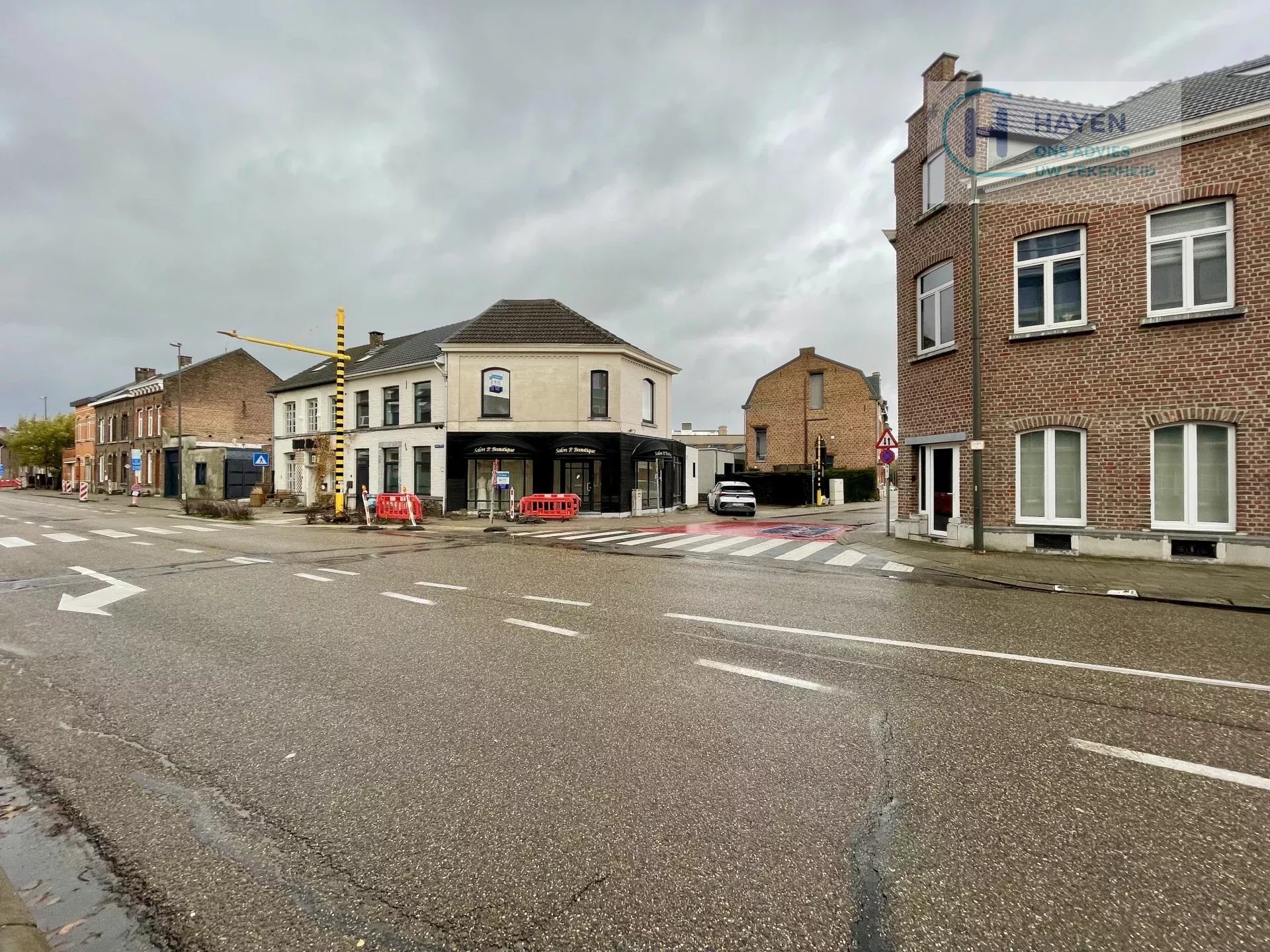 Commerciële hoekwoning met sterke zichtlocatie