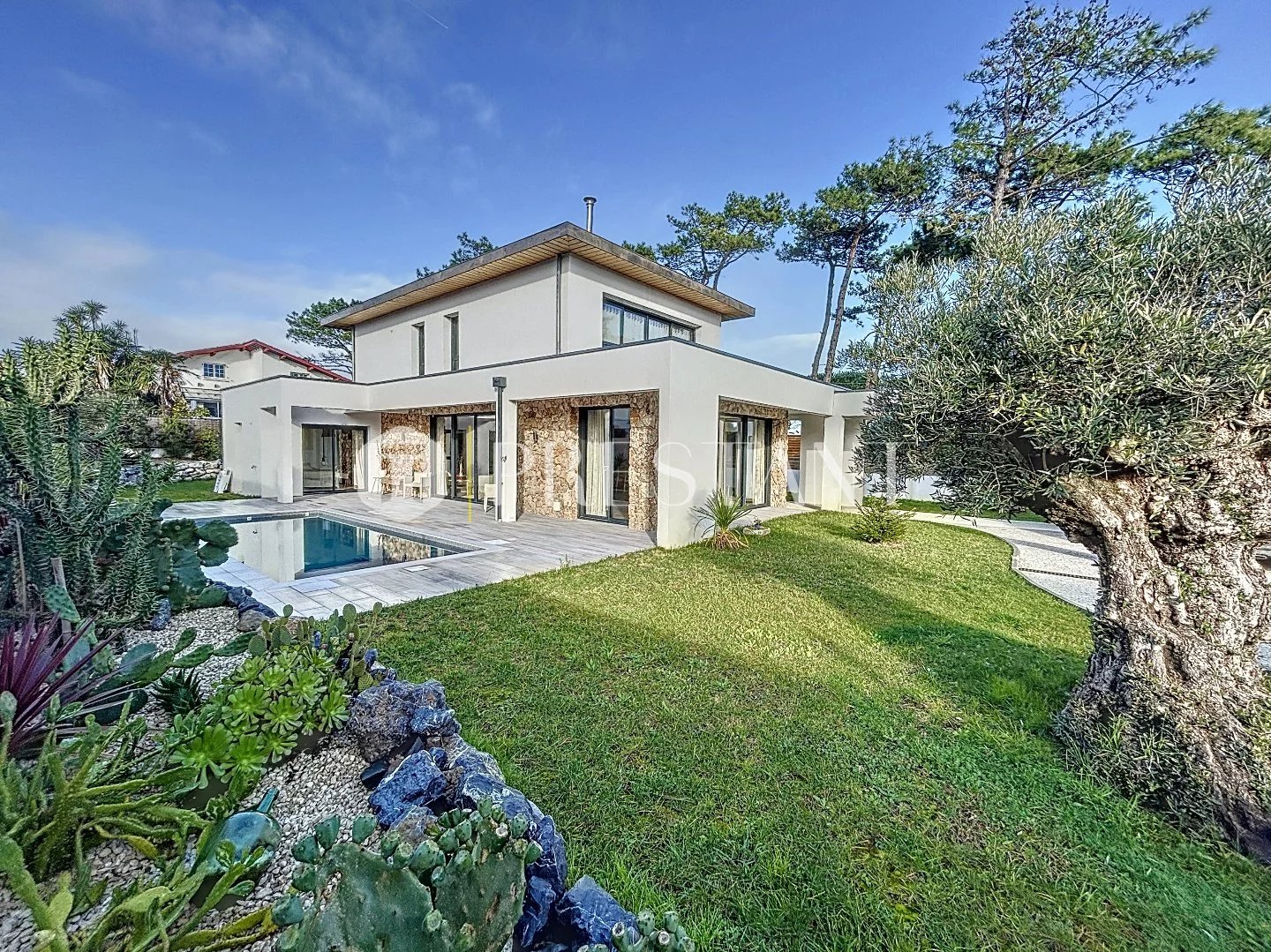 EXCLUSIVITE - Chiberta - Au calme d'une allée, villa contemporaine récente, sur joli jardin paysagé et arboré avec piscine