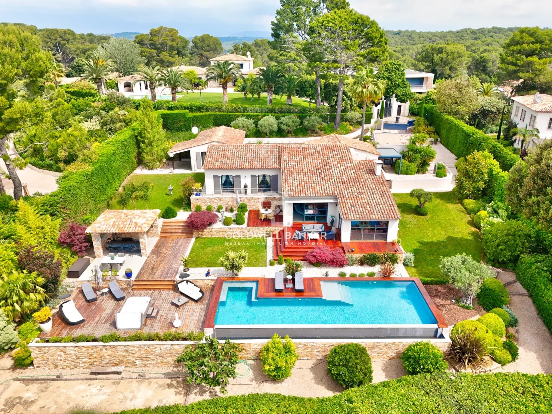 06250 MOUGINS VILLA