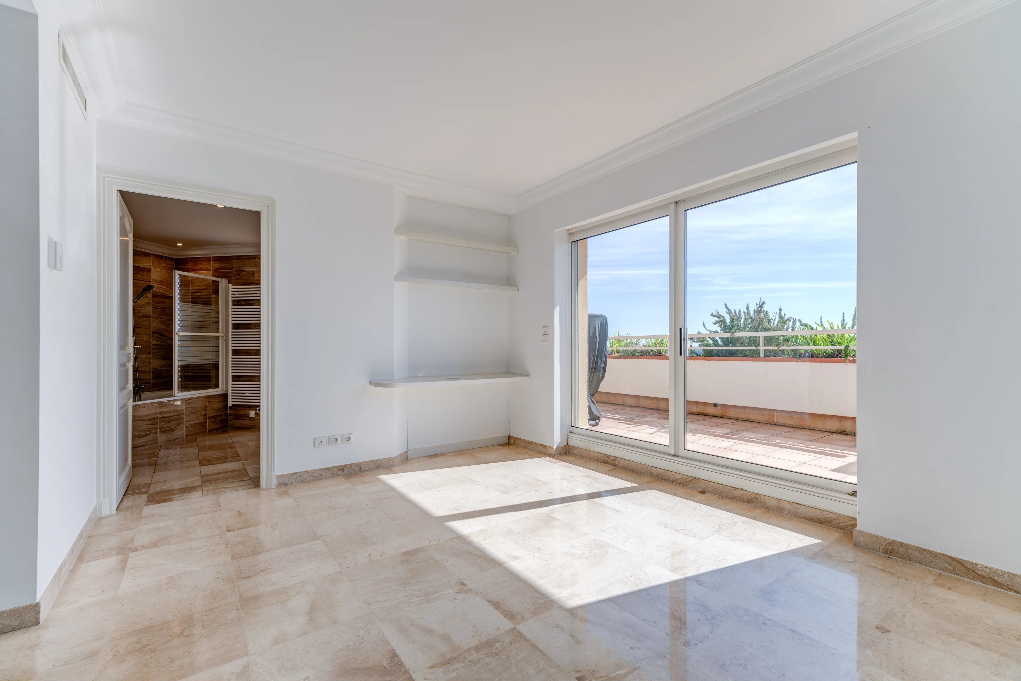  Image of Apartment - 2 Bedrooms - 1 Bathrooms for Sale in Alpes-Maritimes-Cannes-France, Image 10