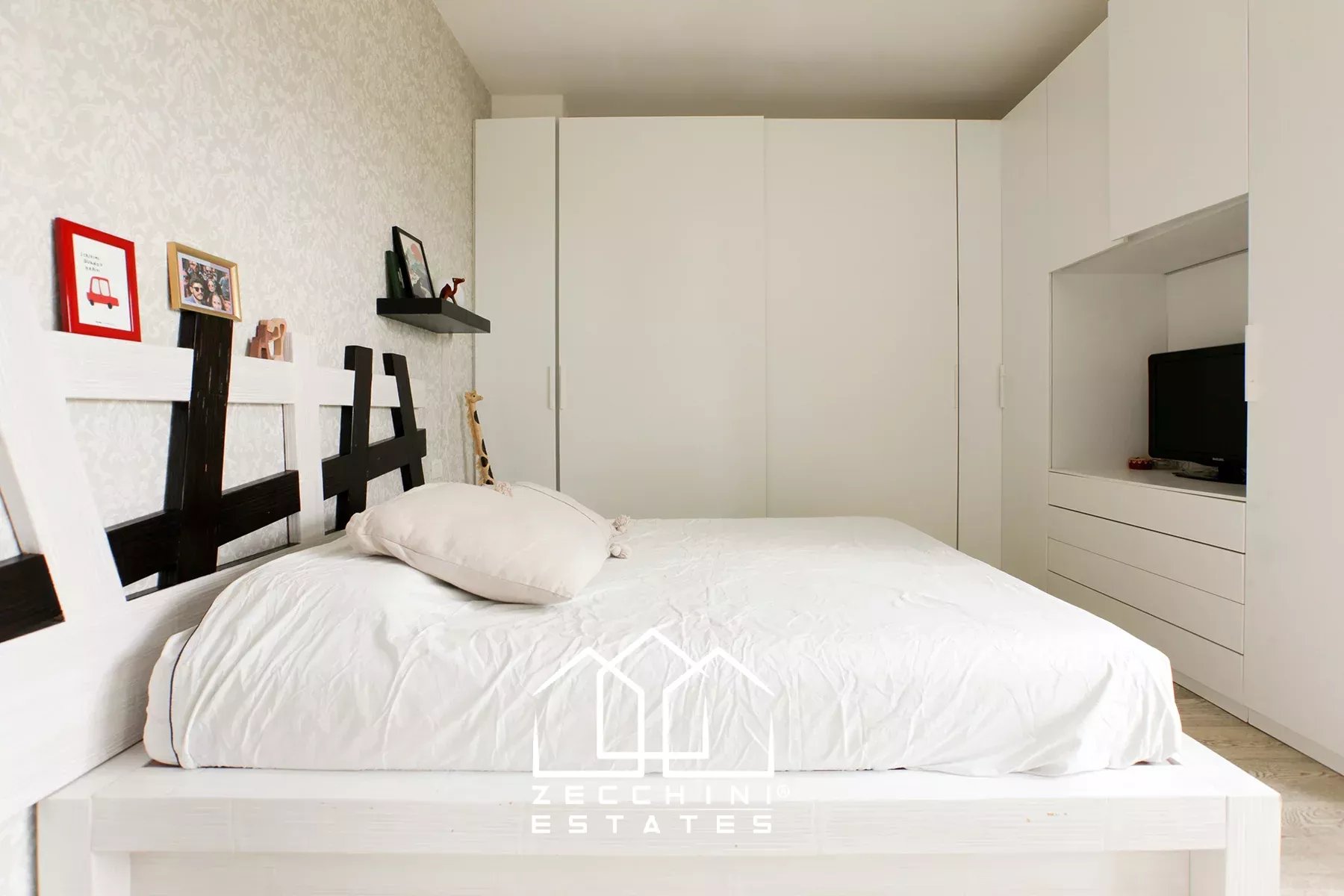 Pleasant one-bedroom with large terrace.