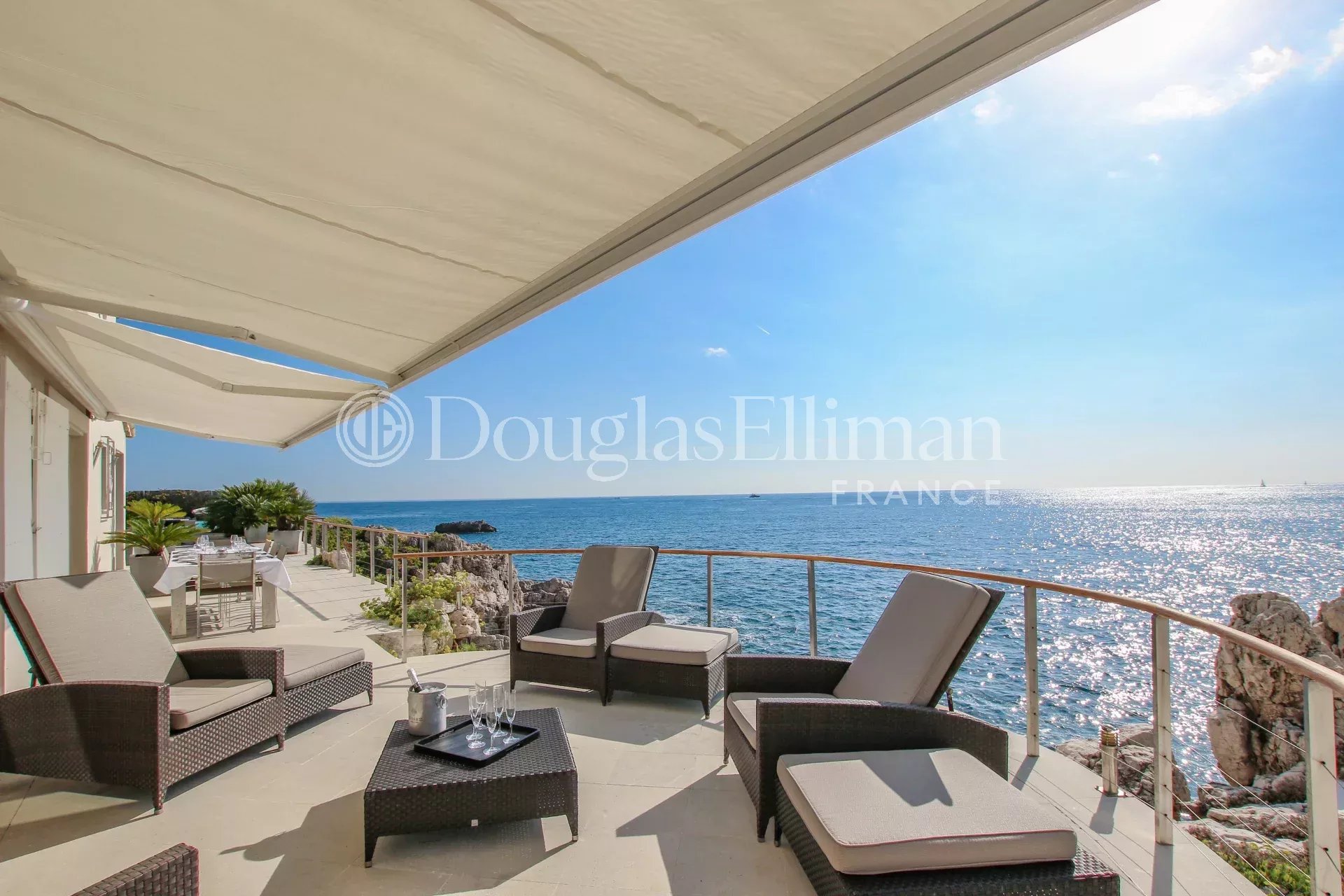 CAP D&rsquo;ANTIBES – Villa moderne en bord de mer - Image nᵒ3