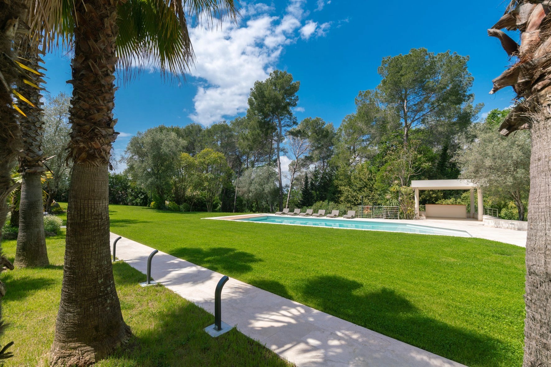 06250 MOUGINS VILLA