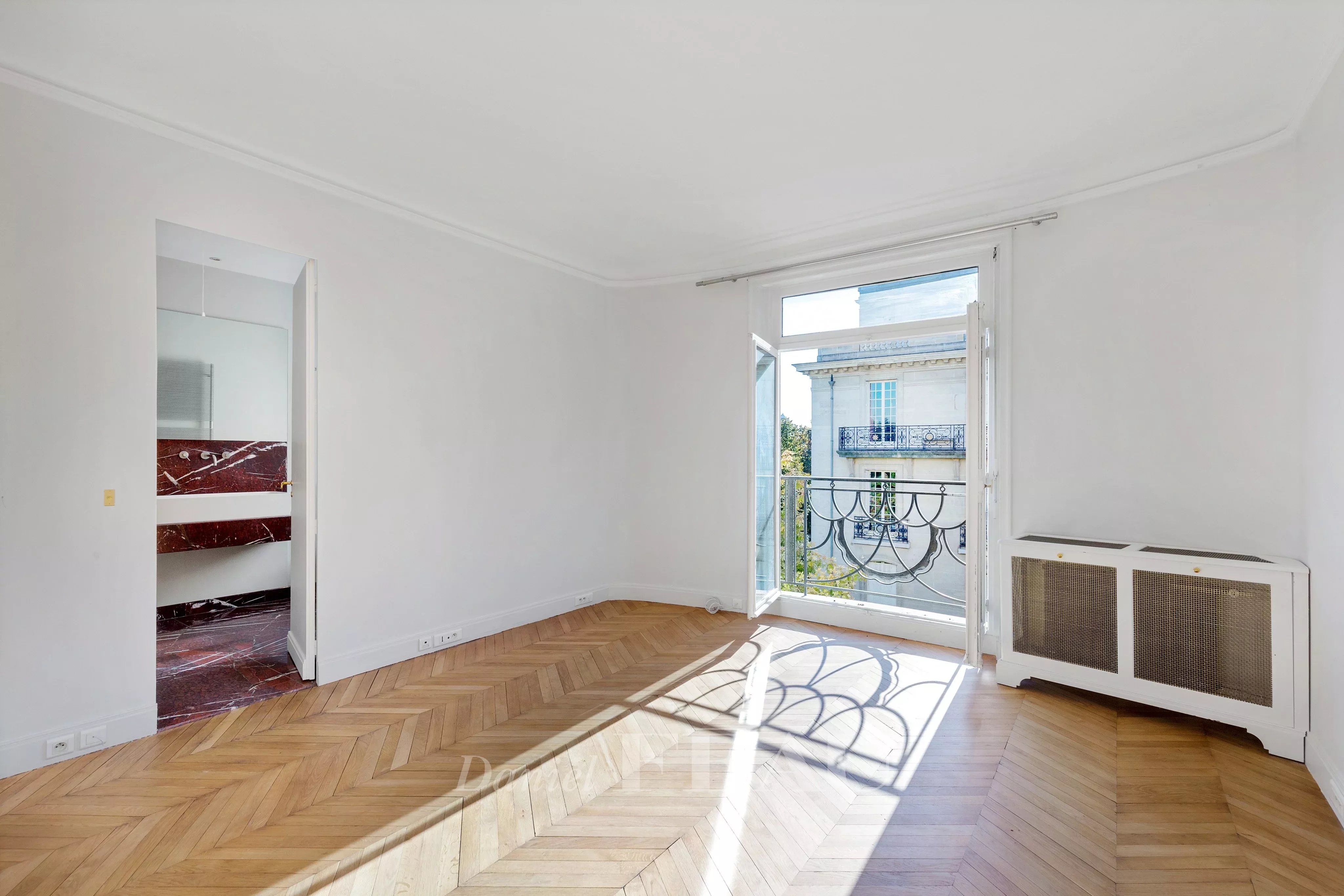 Master bedroom avec grande salle de bains attenante (bain et douche) 