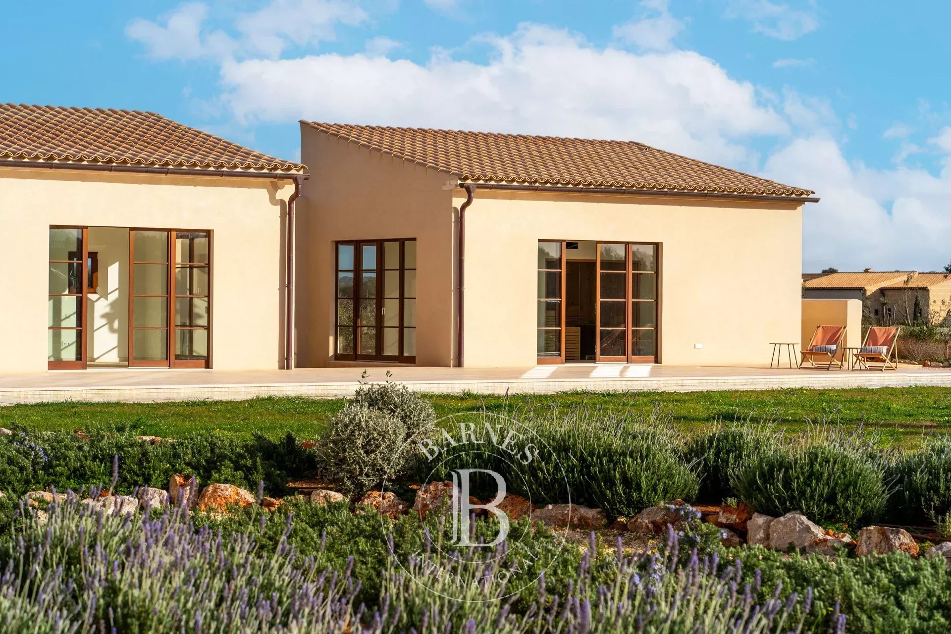 Finca Moderna con Casa de Huéspedes, Piscina y Vistas Panorámicas cerca de Campos