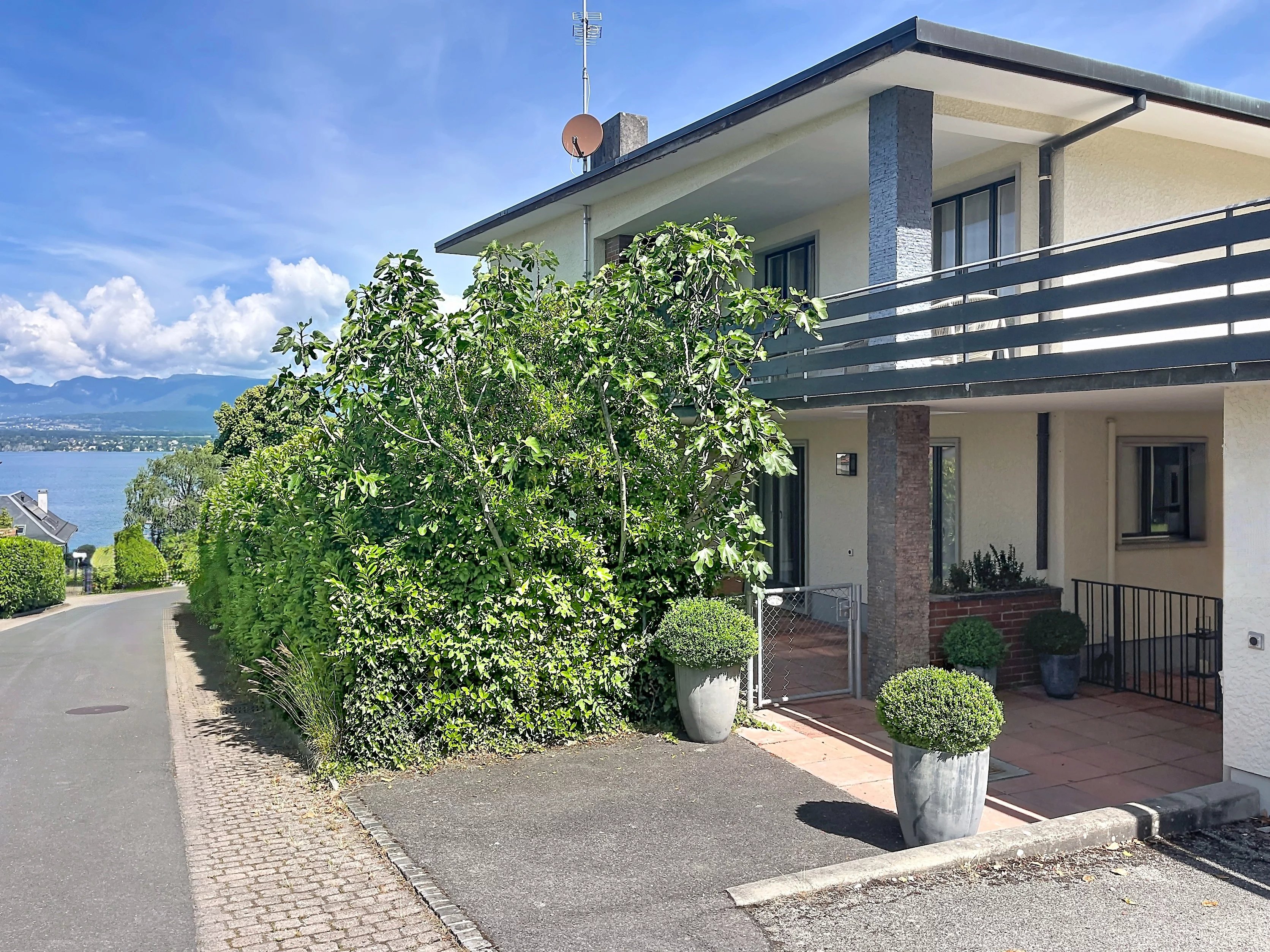 Detached villa with private beach – Route d’Hermance