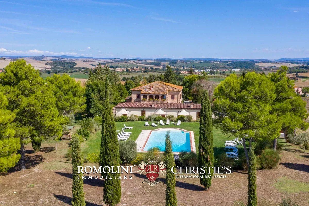 VILLA CON PISCINA E VIGNETO IN VENDITA A SIENA, TOSCANA
