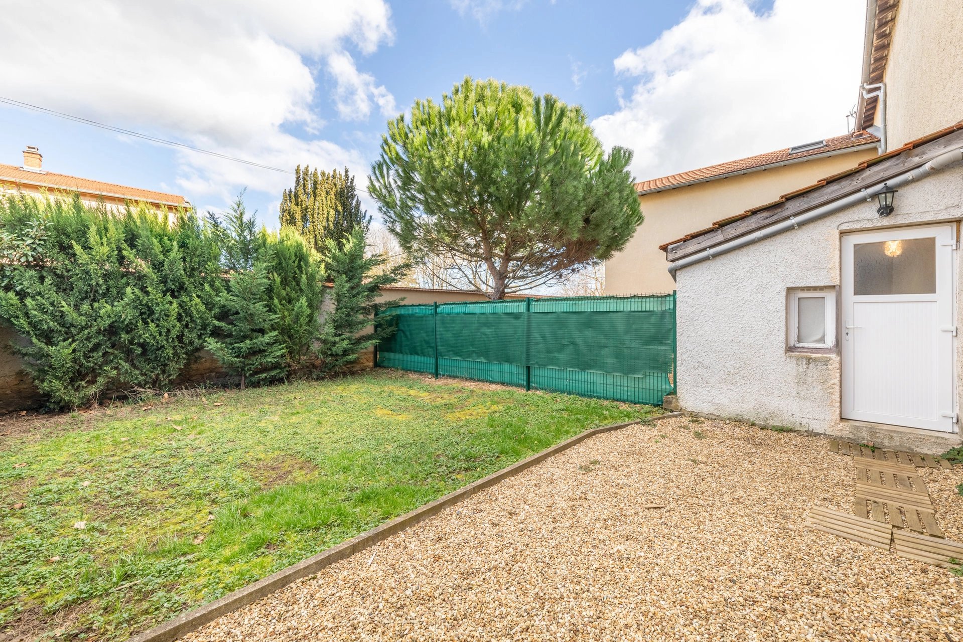 Duplex avec rez de jardin privatif dans une ancienne ferme avec cour commune