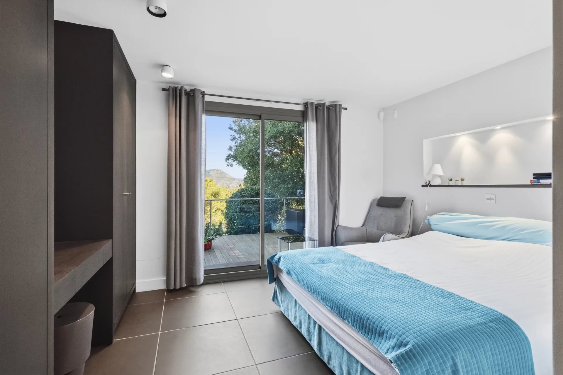 Modern 5-bedroom villa with open views and pool