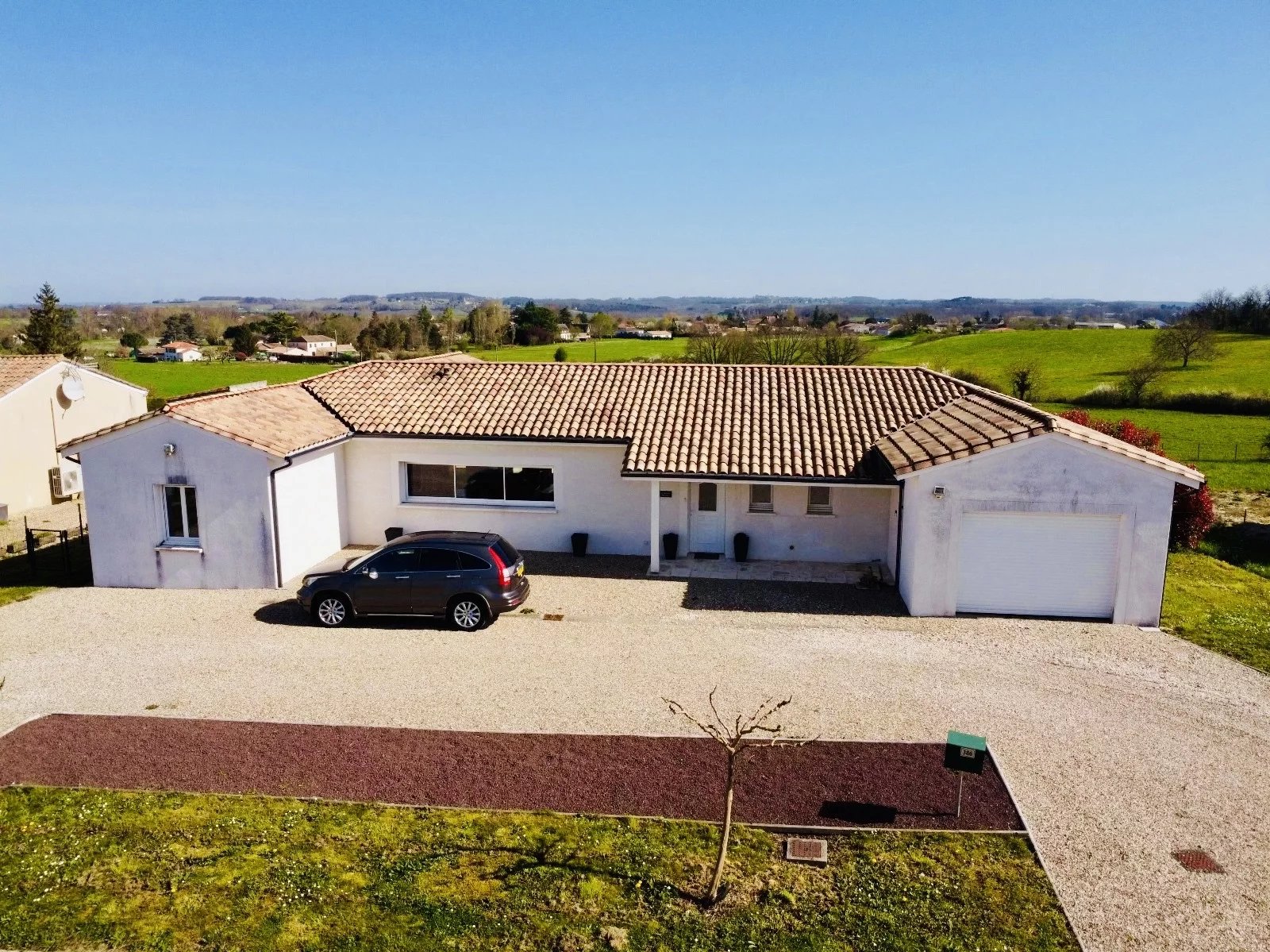 3 bedroom property with swimming pool and countryside views