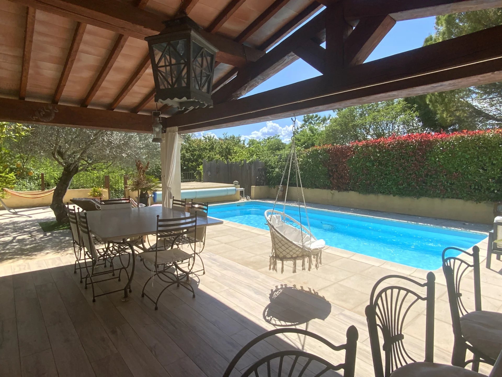 Villa méridionale avec terrain et piscine.