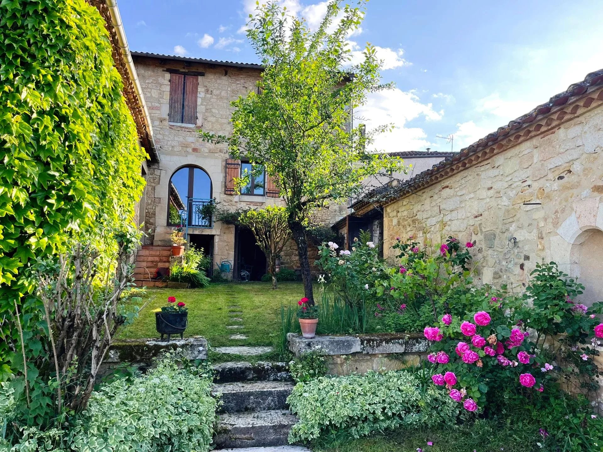 Maison  rénovée avec piscine sans vis a vis en plein village