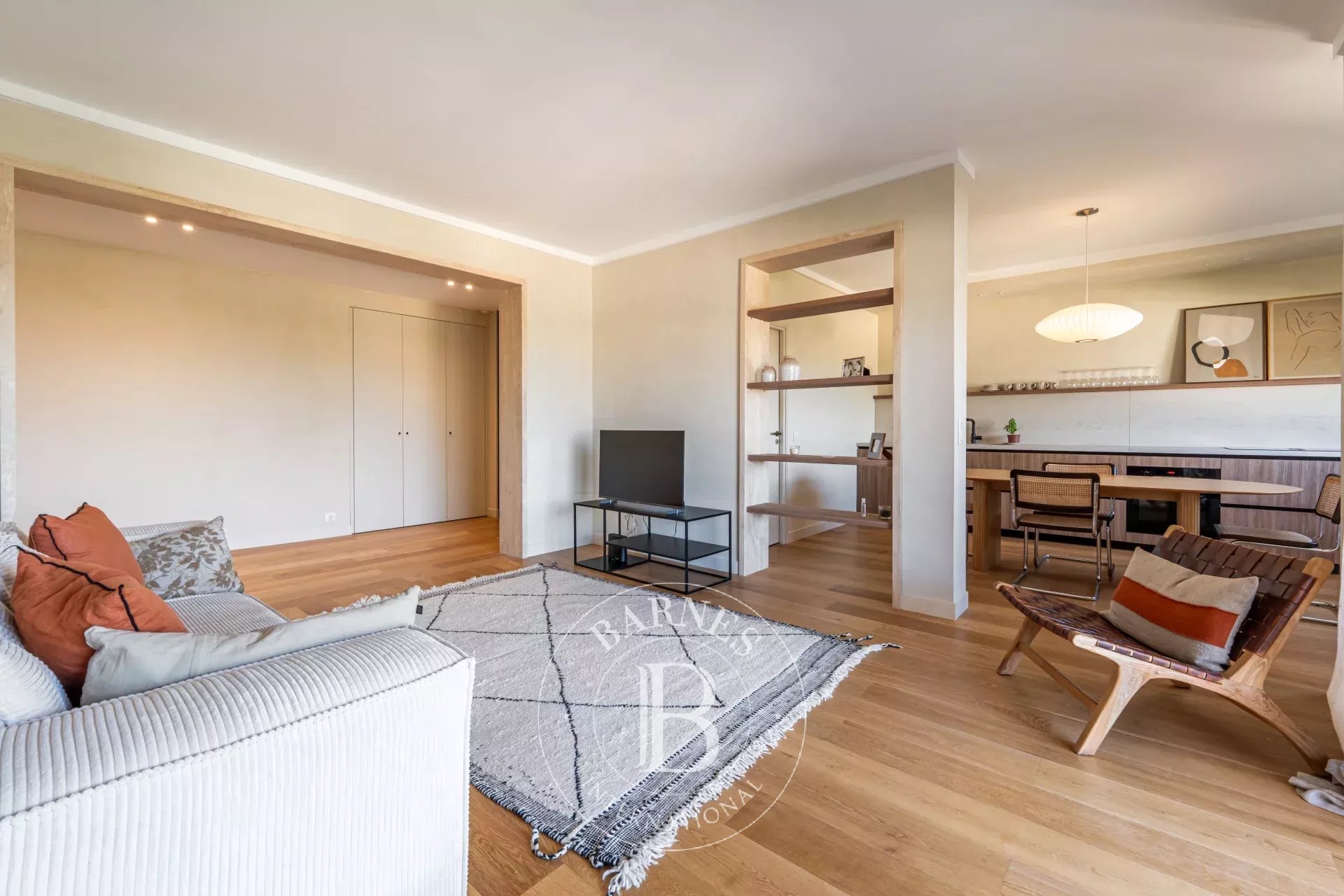 AIX-EN-PROVENCE CITY CENTER – 92 SQM APARTMENT – FULLY RENOVATED – 2 SUITES – TERRACE – ELEVATOR – CELLAR – GARAGE – SAINTE-VICTOIRE VIEW