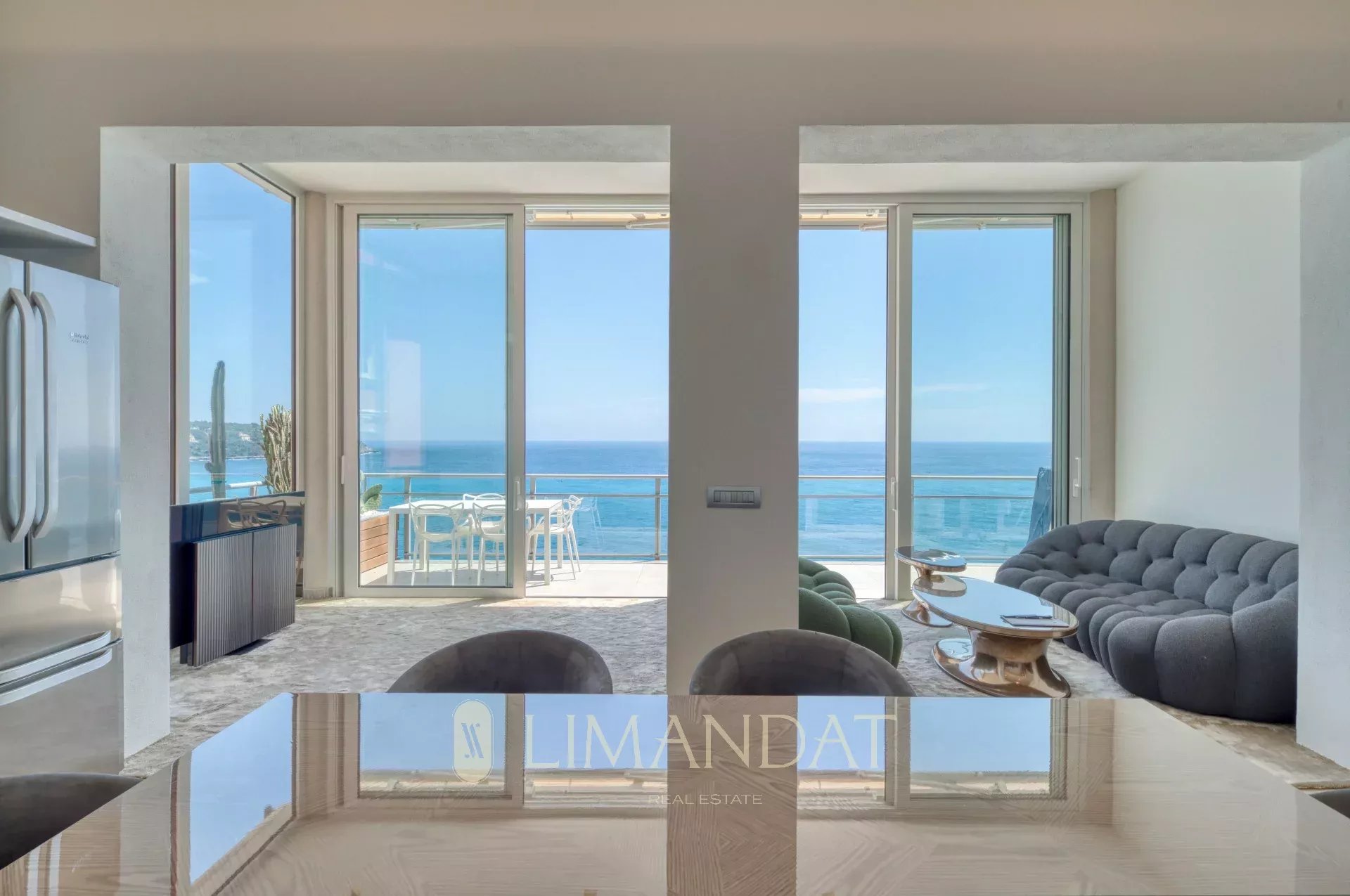 Roquebrune Cap Martin - appartement  d'exception 112 m2 - terrasse 24m2 - garage fermé de 45 m2